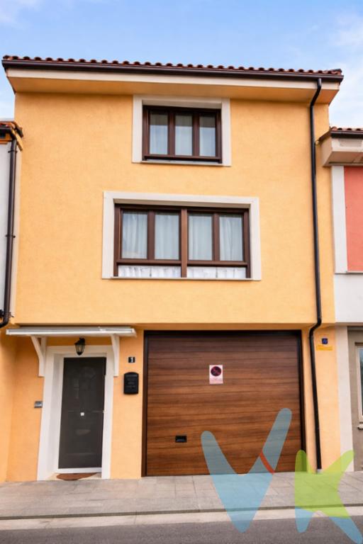 En Mieres, a un kilómetro de la estación de trenPresentamos una magnífica oportunidad de adquirir esta encantadora casa adosada en venta, construida en el año 2004 y recientemente reformada, en un entorno cómodo y accesible, con todas las facilidades que una familia moderna puede necesitar. Cuenta con una superficie de 201.92 m2 construidos, de los cuales 149.74 m2 son útiles, proporcionando un amplio espacio interior. Dispone de tres amplísimas habitaciones (11, 19 y 20 m2) luminosas, proporcionando un refugio perfecto para descansar y relajarse.La propiedad dispone de un garaje privado, ideal para aquellos que valoran la comodidad de dejar el coche en casa después de un largo día de trabajo. Un punto destacado es su localización estratégica por la cercanía a servicios de transporte público, como trenes y autobuses y la proximidad del acceso a la autopista, facilitan los desplazamientos cotidianos. No pierdas la oportunidad de convertir este espacio en tu hogar ideal con el que siempre has soñado.Gastos e impuestos no incluidos en el precio. Honorarios de intermediación inmobiliaria a cargo del vendedor y honorarios de mediación inmobiliaria del 2% más I.V.A. con un mínimo de 2000 euros mas I.V.A a cargo del compradorA título orientativo, en segundas transmisiones, el comprador abonará el Impuesto sobre Transmisiones Patrimoniales (ITP). Para consultar los porcentajes del ITP en Asturias puede hacerlo a través de la web oficial de servicios tributarios del Principado de Asturias https://sede.tributasenasturias.es/sites/sede/default/es_ES/Que-quieres-hacer/Transmisiones-Patrimoniales-y-AJD. La base imponible será el mayor valor entre precio de compraventa, tasación o valor de referencia catastral. Gastos de notaría y registro según aranceles variables según precio, número de copias y complejidad.  El comprador escoge libremente notario. El vendedor asume la plusvalía y el resto de gastos son del comprador. Si se precisa hipoteca: Tasación, condiciones y costes bancarios según entidad elegida por el comprador; así como los gastos de gestoría y cualesquiera otros inherentes a la formalización de la compraventa. De acuerdo con la ley, no se incluyen en el precio otros gastos o tributos que legalmente correspondan al comprador.. El consumidor tiene derecho, conforme a la normativa vigente, a disponer de información y documentación adicional relativa al inmueble y condiciones de la compraventa, accesible en la sede física . La agencia actúa exclusivamente como intermediaria en la operación. Cualquier compraventa y sus condiciones quedan sujetas en todo caso a la aceptación expresa del vendedor del inmueble y a la posterior formalización del correspondiente contrato. El presente anuncio tiene carácter meramente informativo; la información suministrada se corresponde con la disponible a la fecha de publicación, pudiendo variar en función de las circunstancias o actualizaciones legales, contractuales y fiscales.