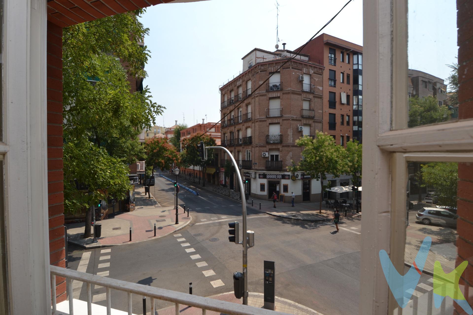 ¿Buscas una vivienda luminosa, con grandes posibilidades y ubicada en una de las zonas más codiciadas de Madrid? ¡Esta es tu oportunidad!. Te presentamos esta magnífica propiedad situada en la calle Fernández de los Ríos, en pleno corazón de Chamberí, uno de los barrios más emblemáticos y con mayor demanda de la capital. Disfruta de un entorno lleno de vida, con todos los servicios al alcance: comercios, colegios, zonas verdes, una excelente oferta gastronómica y una conexión inmejorable con el resto de la ciudad gracias a su proximidad al metro y a múltiples líneas de autobús. La vivienda, ubicada en una primera planta exterior haciendo esquina, cuenta con 151 m² construidos y se caracteriza por su excelente luminosidad, gracias a sus amplios ventanales que permiten la entrada de luz natural durante todo el día. . Se distribuye actualmente en:. 4 dormitorios. 2 baños completos + 1 aseo. Amplio salón-comedor de 30 m². Gran cocina independiente. TRASTERO en la finca. ¡Y aquí viene lo mejor! La finca ha sido íntegramente rehabilitada, alcanzando la máxima calificación energética gracias a importantes mejoras como:. Sistemas de aislamiento de última generación. Instalación de aerotermia. Placas solares. Fachada y zonas comunes renovadas. Una inversión pensada para el presente y el futuro, que combina eficiencia energética, sostenibilidad y ahorro en el consumo. La vivienda necesita reforma integral, lo que te brinda la posibilidad de personalizar cada espacio a tu gusto y diseñar el hogar que siempre has soñado, con la distribución y acabados que mejor se adapten a tu estilo de vida. El comprador tendrá un coste adicional correspondiente al servicio de gestión, asesoramiento y acompañamiento en todo el proceso de compra. Dicho importe, el mobiliario, la decoración y los impuestos no están incluidos en el precio publicado. No dejes pasar esta oportunidad de vivir o invertir en una de las zonas más exclusivas de Madrid, en un edificio moderno y eficiente, con todo el potencial que solo una vivienda como esta puede ofrecer. Contáctanos para más información y para concertar una visita. ¡Te encantará!