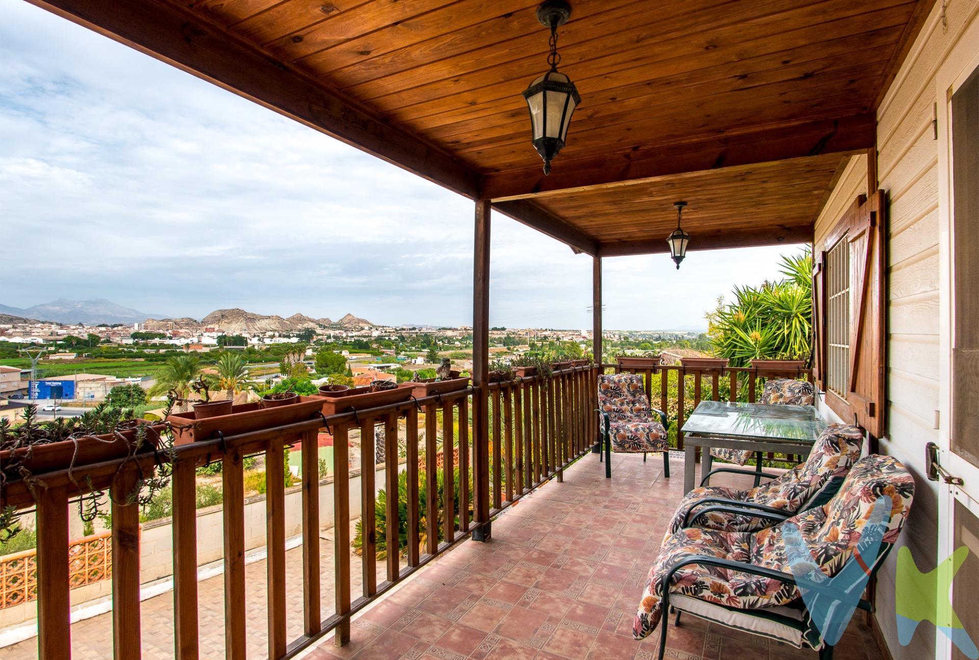 Crea el hogar que siempre has soñado en esta encantadora casa de madera elevada con parcela de más de 1.200 m² y vistas despejadas!. Si buscas tranquilidad, espacio al aire libre y una vivienda cálida con carácter, esta propiedad rústica es una oportunidad única. Ubicada en una amplia parcela de más de 1.200 m², esta casa de madera destaca por su diseño elevado sobre el terreno, una solución constructiva ideal que garantiza el máximo aislamiento frente a humedades, mayor ventilación y unas espectaculares vistas despejadas. Características principales:. Superficie construida: 185 m² diseñados para aprovechar al máximo el espacio y la luz natural. Zona de día diáfana y luminosa: Gran salón-comedor con cocina totalmente integrada, un espacio abierto y acogedor con triple orientación que llena la estancia de luz durante todo el día. Zona de noche: 2 dormitorios de gran tamaño, muy espaciosos y confortables, acompañados de un baño completo compartido. Climatización: Equipado con aire acondicionado en el salón y en el dormitorio principal para garantizar el máximo  confort en cualquier época del año. Exteriores y espacios multifuncionales:. Porche / Terraza de acceso: Un mirador privado desde el que contemplar la amplitud del terreno y disfrutar de unas vistas totalmente despejadas al entorno natural. Gran parcela de +1.200 m²: Un extenso jardín privado con infinitas posibilidades (zona de huerto, espacio de juegos o relax). Espacio inferior polivalente: Al estar la vivienda elevada, la parte inferior de la casa ofrece un amplio espacio cubierto, perfecto para parking de varios vehículos, zona de almacenamiento o como espacio sombreado para reuniones y eventos al aire libre. Una vivienda acogedora, eficiente y lista para disfrutar de la naturaleza con total privacidad. ¡Ven a conocerla y enamórarte de su entorno! Contacta para más información o para concertar una visita. 🔑 Comercialización en multidifusión. Por mandato expreso del propietario, este inmueble se comercializa en multiexclusiva, lo que garantiza un acceso completo a la información, un servicio profesional y una gestión ordenada, sin interferencias de terceros. Si eres agente inmobiliario y tienes un cliente interesado, estaremos encantados de colaborar. Contáctanos sin compromiso. 🤝 Una compra tranquila y bien acompañada. Al contactar directamente con nosotros, evitarás molestias innecesarias a la propiedad. Nos encargamos de toda la intermediación, facilitándote la documentación, la información necesaria y un trato cercano, claro y sin complicaciones. Te informaremos con total transparencia de todos los aspectos de la compra, incluidos gastos y honorarios de agencia para que tomes decisiones con calma y seguridad. Nuestra forma de trabajar se basa en algo muy sencillo:. Calma → la tranquilidad de comprar tu vivienda con acompañamiento profesional en todo el proceso con nosotros. ℹ️ Información legal. La descripción del inmueble y las imágenes publicadas tienen carácter meramente informativo y no contractual. El precio ha sido fijado por la propiedad y podría sufrir variaciones hasta su formalización en contrato de compraventa. 💰 Gastos de la compra. Impuestos (ITP). Con bonificación: 3 %. Sin bonificación: 7,75 %. Notaría y Registro: aprox. 1.000 €. Honorarios de agencia: 3 % + IVA, con un mínimo de 3.000 € + IVA (No incluidos en el precio de venta). 
