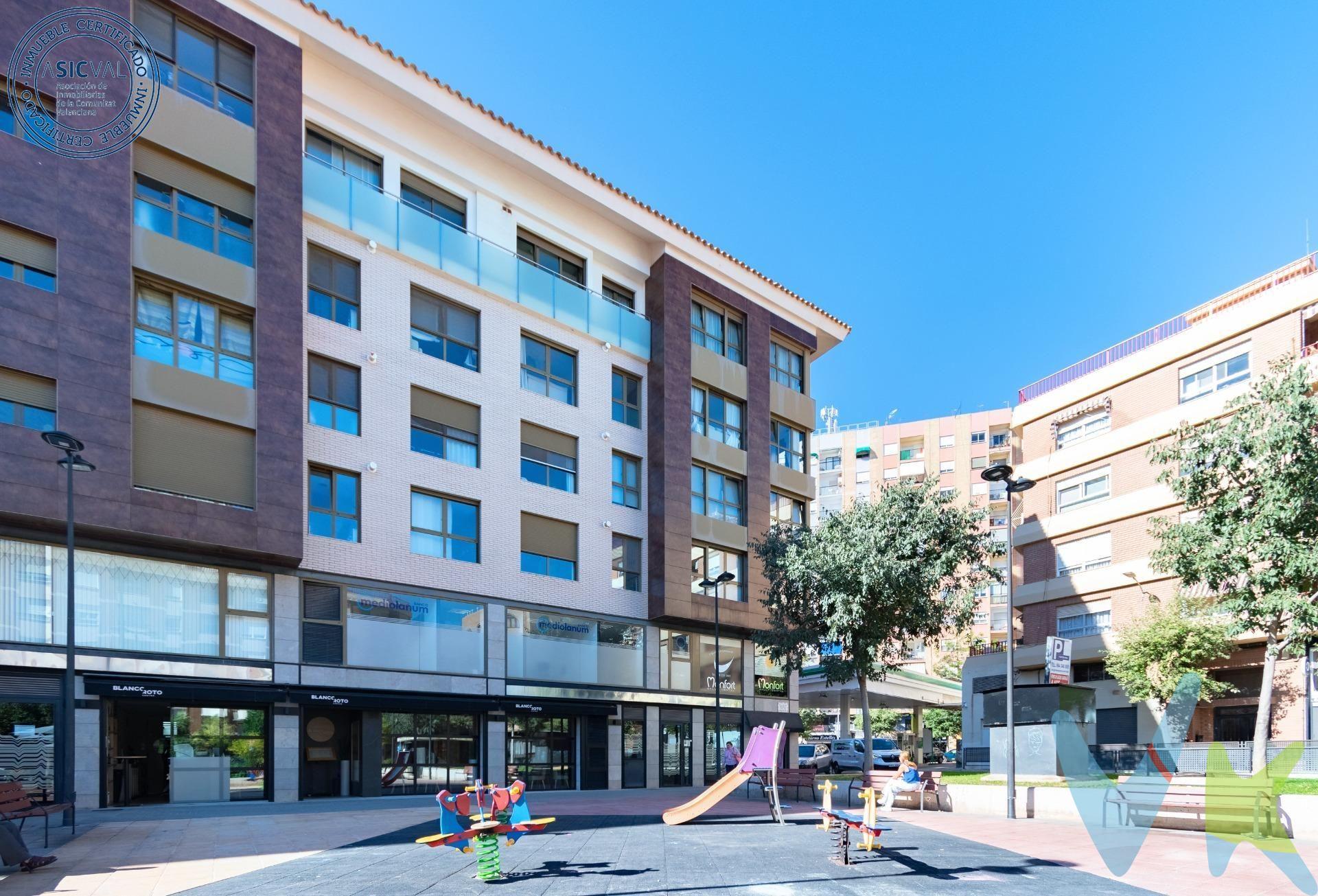 Os presentamos este acogedor piso situado en   Castellón de la Plana, en la vibrante Plaza del Mar Mediterráneo, a tan solo 5 minutos andando al centro de la ciudad. Este encantador hogar cuenta con dos amplias habitaciones, un baño moderno y funcional, se convierte en tu refugio personal. La vivienda tiene unas calidades inmejorables con calefacción por suelo radiante y aire acondicionado por conducto con mandos independientes en cada habitación,  persianas eléctricas y parqué, para que tu confort está garantizado durante todo el año. Las ventanas de puente térmico no solo te ofrecen vistas a una encantadora placeta, sino que también aseguran un ambiente cálido y acogedor sin importar la temporada. Además, contarás con la comodidad de un garaje y un trastero, ideales para mantener todo ordenado. Y para los amantes del aire libre, el parque cercano es perfecto para disfrutar de paseos relajantes o momentos de esparcimiento. No solo estás comprando un piso; estás invirtiendo en un estilo de vida lleno de comodidades y oportunidades. ¡No te pierdas la oportunidad de hacer de este lugar tu nuevo hogar!. Contáctame para más detalles y ven a descubrirlo por ti mismo. 