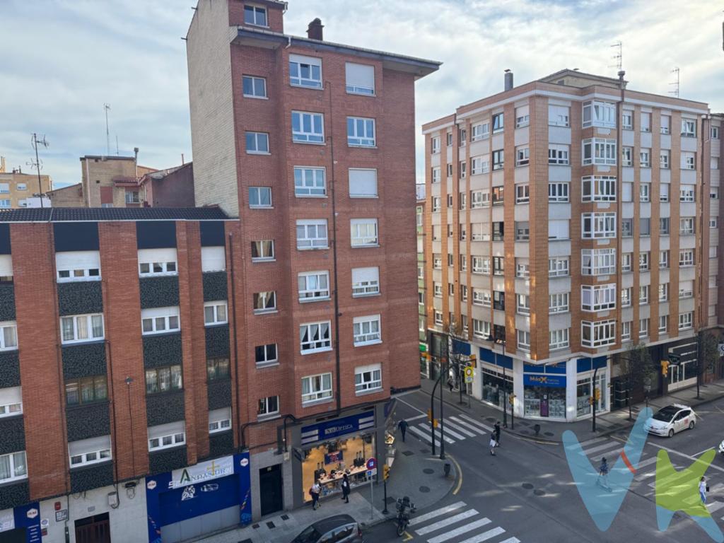  ¡Descubra su nuevo hogar en el corazón de Gijón! Presentamos un acogedor piso en venta que se encuentra estratégicamente ubicado en la emblemática zona de Llano. Con un diseño contemporáneo y funcional, este inmueble es ideal para aquellos que buscan comodidad y accesibilidad en una de las ciudades más vibrantes de la costa norte de España.Este encantador piso está situado en la quinta planta de un edificio sólido construido en 1971. Con una extensión de 71 metros construidos y 60 metros útiles, la propiedad ofrece un espacio perfectamente distribuido para una vida urbana confortable. La vivienda cuenta con tres amplias habitaciones, ofreciendo el espacio suficiente para satisfacer las necesidades de una familia o proporcionar áreas de trabajo desde casa.Nada más entrar, se encontrará con un ambiente cálido y acogedor que invita a relajarse al final de un largo día. La distribución genera una sensación de amplitud y permite el flujo natural de la luz a través de cada rincón del hogar. Esta luminosidad, junto con el diseño práctico de sus estancias, potencian una atmósfera hogareña, perfecta para disfrutar de momentos inolvidables con familia y amigos.El piso se localiza en una zona rodeada de todas las comodidades necesarias para un estilo de vida moderno y dinámico. A tan solo unos minutos a pie, encontrará una excelente conexión de transporte público, tanto por tren como por autobús, facilitando sus desplazamientos por la ciudad y más allá. Esta extraordinaria ubicación le ofrece la conveniencia de las comodidades urbanas mientras disfruta del carácter tranquilo del barrio de Llano.Entre otros beneficios de esta propiedad, destacan las posibilidades que ofrece para personalizar según sus preferencias. Si desea añadir su toque personal, este piso es un lienzo en blanco esperando para transformar sus ideas en realidad. Ya sea que busque crear un espacio minimalista o un hogar con más carácter, aquí encontrará el escenario perfecto.La proximidad a servicios esenciales, como supermercados, colegios y centros de salud, asegura que todas sus necesidades diarias estén a su alcance. Asimismo, el área está repleta de zonas verdes y parques, proporcionando un espacio perfecto para el esparcimiento y el disfrute al aire libre.Además, la vibrante vida cultural y social de Gijón está a solo un paso. Desde actividades culturales hasta una variada oferta gastronómica, el entretenimiento nunca estará lejos de casa.No deje pasar la oportunidad de visitar esta magnífica propiedad que, sin duda, conquistará su corazón. Ya sea que esté buscando su primer hogar o una inversión segura en una excelente ubicación, este piso cumple con los requisitos que hacen de él una oferta única.Le invitamos a experimentar por sí mismo todo lo que esta propiedad tiene para ofrecer. Coordine una visita y descubra la calidad de vida que le espera en este encantador piso de Gijón. Es su oportunidad de convertir este espacio en el refugio que siempre ha soñado. No dude en ponerse en contacto para más detalles o para agendar una visita cuanto antes.en el precio de venta no esta incluidos los gastos de notaria e  impuestos.  