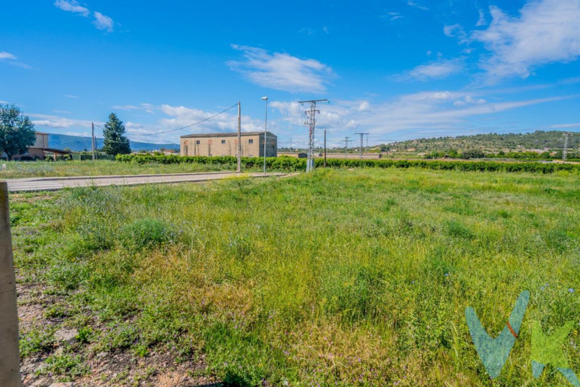 Oportunidad Única de inversión en el corazón de Chella! Te presentamos este magnífico terreno urbanizable, totalmente esquinero, ubicado en una de las zonas más céntricas y deseadas de la localidad. Con una superficie ideal para construir tu hogar soñado o un proyecto inmobiliario, este terreno ofrece múltiples posibilidades:

*Características del Terreno*
Ubicación privilegiada.
Situado en una urbanización  rodeada de chalets y viviendas unifamiliares muy demandado, garantizando un entorno tranquilo y residencial.

 *Cercanía y Servicios*
A pocos minutos a pie encontrarás supermercados, tiendas locales y todos los comercios necesarios para tu día a día. Todo lo que necesitas está alcance  de la mano, cuenta con accesibilidad con las principales vías de acceso a la localidad.

*Entorno Cultural  y Natural*
Chella es un Municipio con encanto, famoso por su rica historia y su patrimonio cultural. Además, la zona está rodeada de Naturaleza , ideal para los amantes del senderismo y actividades al aire libre.

*Ideal para Inversores*
Ester terreno no solo es perfecto para construir una vivienda familiar, sino que también representa una gran oportunidad para desarrollos inmobiliarios en una zona en crecimiento y expansión. Las posibilidades son infinitas.

No pierdas la oportunidad de adquirir este terreno en un entorno privilegiado.
Contáctanos  para más información y ven a descubrir tu futuro hogar en Chella!

---------------------------------------------------------------------------------------------------------------------------
----------------------------------------------------------------------------------------------------------------------------
Por mandato expreso del propietario, comercializamos este inmueble en exclusiva, lo que le garantiza el acceso a toda la información, a un servicio de calidad, un trato fácil, sencillo y sin interferencias de terceros. Por este motivo, se ruega no molestar al propietario, a los ocupantes de la propiedad o a los vecinos. Muchas gracias por su comprensión. Si usted es agente inmobiliario y tiene un cliente para este inmueble, llámenos: estaremos encantados de colaborar.