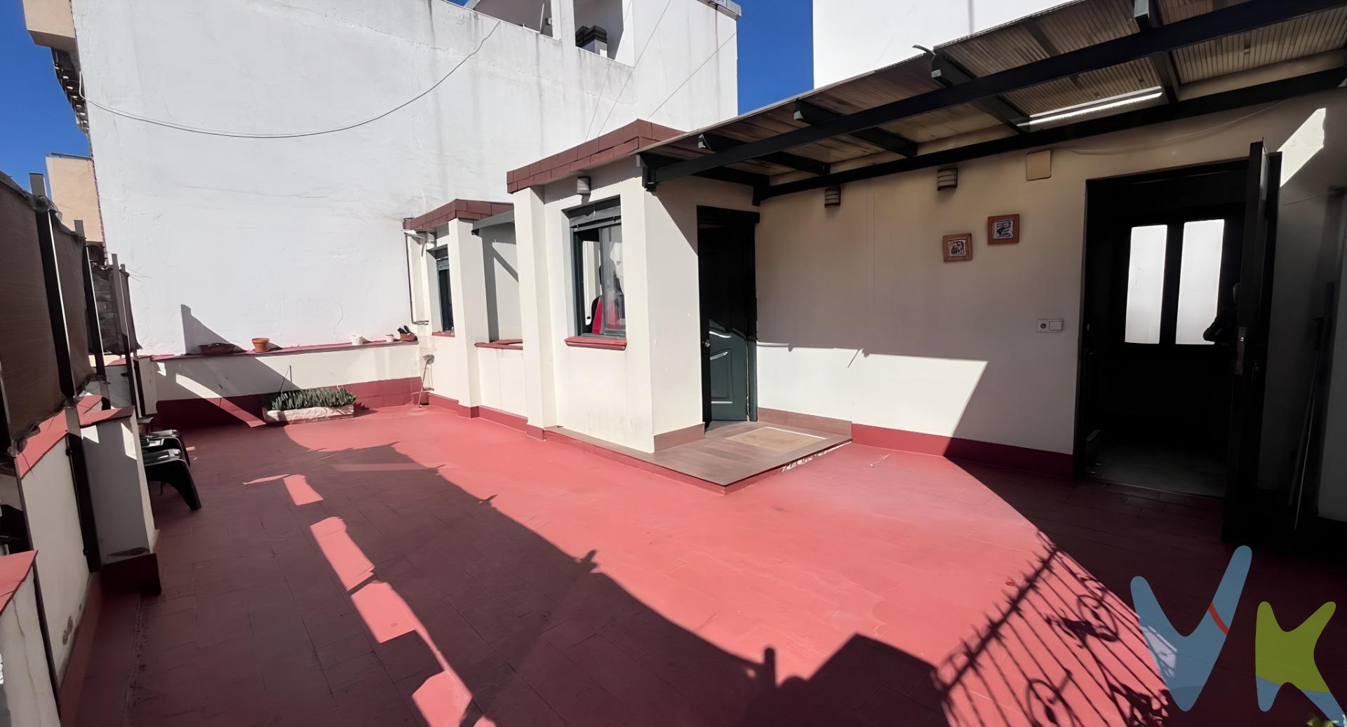 Hay viviendas bonitas y otras con carácter, historia y un enorme potencial. En plena calle Blasco de Garay, a escasos metros de Alberto Aguilera, te presentamos este ático dúplex de cinco dormitorios, cuatro baños y una espectacular terraza de más de 40 m², ubicado en un edificio protegido de 1926 que conserva el encanto de la arquitectura señorial madrileña. UNA VIVIENDA CON PERSONALIDAD. Sus grandes ventanales señoriales, balcones a la calle, molduras y detalles de época aportan un carácter único a esta vivienda en esquina. Con cinco dormitorios y cuatro baños, dos de ellos en suite, ofrece múltiples posibilidades para crear un hogar amplio, elegante y adaptado a tu estilo de vida. MÁS DE 40 M² DE TERRAZA. La terraza privada de la planta ático es uno de sus grandes atractivos: un espacio perfecto para desayunar al aire libre, disfrutar del sol, organizar cenas con amigos o crear tu propio oasis en pleno Madrid. UNA UBICACIÓN PRIVILEGIADA. Situado en el corazón de Chamberí, junto a Alberto Aguilera, disfrutarás de un entorno lleno de vida, con comercios, cafeterías, restaurantes, servicios y excelentes conexiones con el resto de la ciudad. REFORMA Y POSIBILIDADES. La vivienda necesita reforma, una oportunidad para diseñar cada espacio a tu gusto y combinar el encanto de una finca histórica con un interior contemporáneo. Contamos con estudio de arquitectura propio y propuestas de reforma para ayudarte a visualizar el potencial de la propiedad. Consulta los planos y la visita virtual para descubrir sus posibilidades. ¿Y EL ASCENSOR?. La vivienda se encuentra en una tercera planta sin ascensor. Existe un hueco y viabilidad para estudiar su instalación, y disponemos de información adicional que estaremos encantados de facilitarte. Una propiedad singular para quienes buscan espacio, historia y la oportunidad de crear una vivienda verdaderamente única en Chamberí. Llámanos y ven a descubrir todo su potencial. ¡Tu proyecto empieza aquí!. Conforme a lo establecido en la Ley 10/2025 de Publicidad Inmobiliaria, se informa que: . * El precio de venta publicado: no incluye el mobiliario ni la decoración, ni los impuestos. * Impuesto de Transmisiones Patrimoniales (ITP):6 % del precio de compra. * Gastos de notaría: entre un 0,2 % y un 0,5 % del del precio de compra. * Gastos de inscripción en el Registro de la Propiedad: estimados entre un 0,1 % y un 0,25 % del precio de compra. ** Este anuncio no es vinculante, puede contener errores. Se muestra a título informativo y no contractual**. 