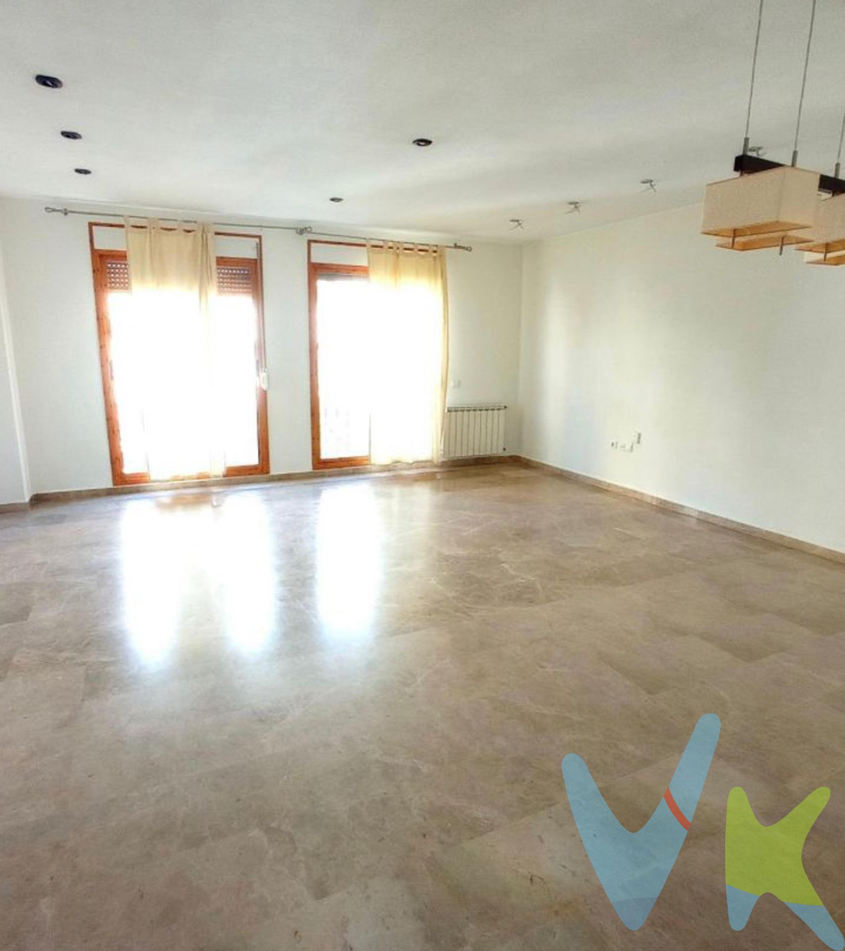 Excelente vivienda en el centro de Mislata, junto al Ayuntamiento. Piso de 149 m² construidos, distribuido en 3 dormitorios y 2 baños completos. Dispone de un amplio salón-comedor con balcón, y una espaciosa cocina tipo office con salida a una terraza de 12 m². La habitación principal cuenta con baño en suite y acceso a una segunda terraza de 15 m². Además, hay una habitación doble y otra sencilla, todas con armarios empotrados. La vivienda está equipada con aire acondicionado por conductos, calefacción central, ventanas de aluminio con Climalit y suelos de mármol. Edificio con ascensor a cota cero. Ubicación inmejorable, en pleno centro de Mislata, con todos los servicios a un paso. La descripción del presente inmueble e imágenes tienen mero carácter informativo y en ningún caso carácter contractual, pudiendo ser modificados por la inmobiliaria comercializadora sin que ello implique responsabilidad alguna frente a terceros. En el precio de venta a público, esta propiedad NO incluye los gastos de adquisición (Notario, registro, gestión, honorarios, etc…).