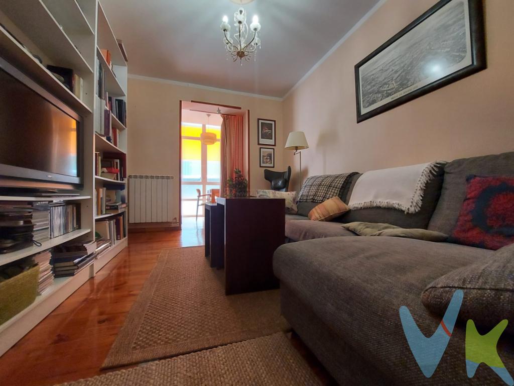  ¡ Excelente oportunidad ! Venta de piso en una ubicación privilegiada en pleno centro de Logroño, concretamente en la calle Presidente Leopoldo Calvo Sotelo. Amplia vivienda de 103 m² construidos y 100 m² útiles, situada en una primera planta con ascensor. Cuenta con 4 dormitorios y un diseño óptimo, ideal tanto para familias como para una inversión rentable. Bonita galería luminosa. Cocina independiente totalmente equipada con electrodomésticos de calidad y una sala de estar muy luminosa.? En buen estado para entrar a vivir, con suelos de parquet y tarima, y calefacción individual de gas. Disfruta de una excelente orientación Norte/Sur en un entorno tranquilo, seguro y con fácil acceso y peatonal. Disponible por 220.000 EUR, con unos gastos de comunidad de solo 60 EUR al mes. 