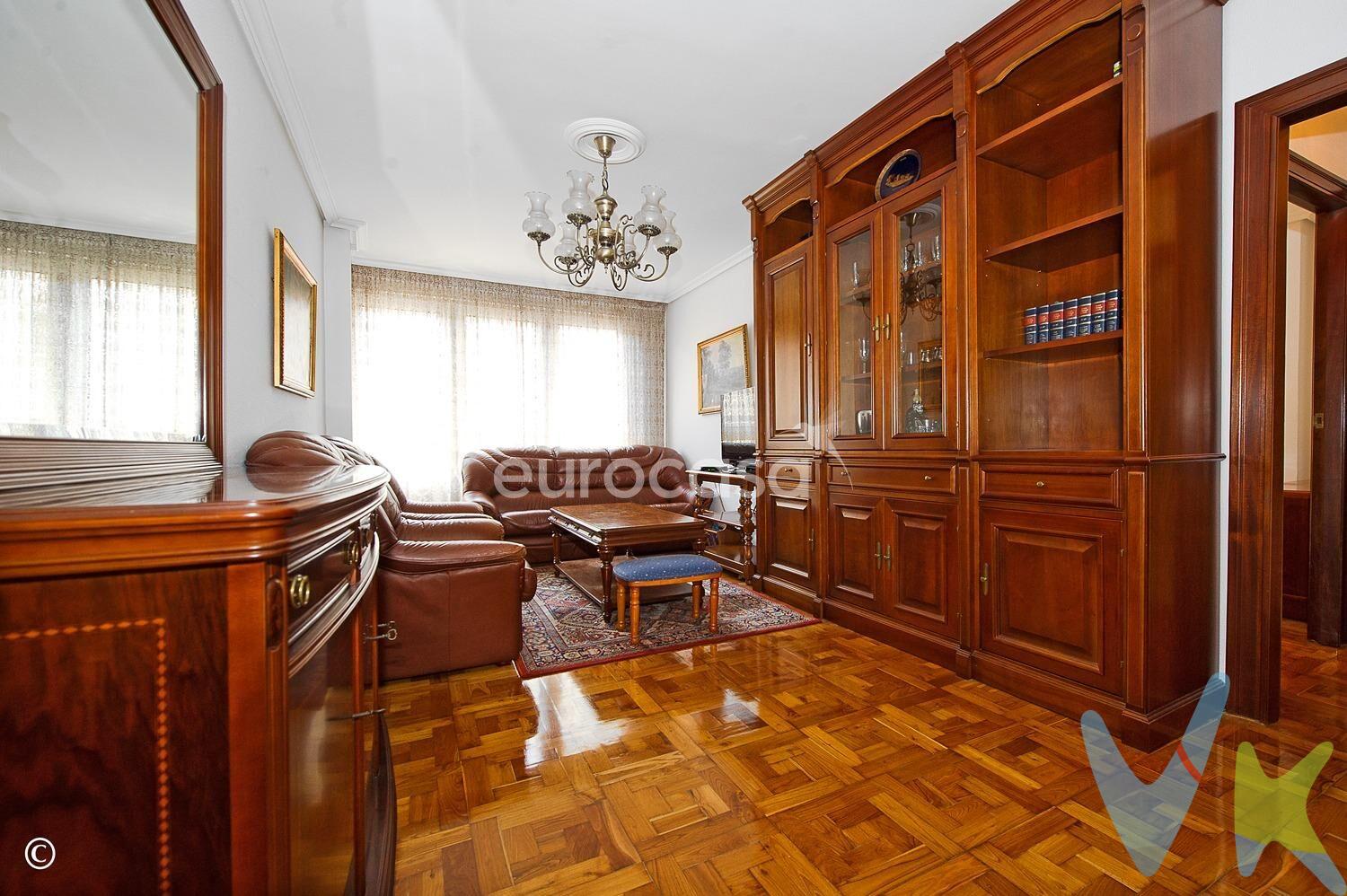 ESPACIO Y CALIDAD DE VIDA. Te presentamos una vivienda que enamora desde el primer momento. Ubicada en la calle Alonso, en una de las zonas más cómodas y completas de Santander, este piso no sólo destaca por su amplitud, sino también por ofrecerte una forma de vida tranquila, práctica y conectada con todo lo que necesitas. Con una superficie construida de aproximadamente 100 m², este hogar se distribuye de manera muy funcional: cuenta con 4 habitaciones, 2 baños con plato de ducha, un luminoso salón y una cocina práctica y cómoda, perfecta para el día a día. Una de las habitaciones está acondicionada actualmente como sala de estar, pero podrás adaptarla a tus necesidades: un dormitorio más, zona de teletrabajo, despacho, cuarto de juegos, o incluso un vestidor. ¿Lo mejor? Toda la vivienda es exterior. Sí, has leído bien: todas las estancias cuentan con su propia ventana. La orientación este-oeste ayuda a mantener una temperatura agradable y constante a lo largo de todo el día. Así, el hogar se llena de energía, calidez y una atmósfera acogedora que se siente nada más entrar. Además, está en perfecto estado de conservación: se nota que ha sido cuidado con cariño y detalle, y está listo para entrar a vivir sin necesidad de reformas ni obras. Solo tendrás que añadir tu toque personal y hacer tuyos los espacios, adaptándolos a tu gusto. El edificio es otro de los puntos fuertes. No tiene barreras arquitectónicas, ya que tiene ascensor y cuenta con rampa de acceso y un práctico elevador, aportando comodidad a tu día a día, algo muy importante tanto para personas mayores como para familias con carritos o movilidad reducida. Y, por supuesto, la ubicación es inmejorable: zona totalmente llana, ideal para pasear, hacer recados o disfrutar del entorno sin cuestas ni esfuerzos. A un paso tienes la Alameda, una de las zonas verdes más bonitas de la ciudad, ideal para pasear o desconectar sin alejarte del centro. Tienes todo a mano: supermercados, centros médicos, colegios, farmacias, transporte público, cafeterías, parques y mucho más. Una zona con vida de barrio, donde todo está cerca y donde cada día se vive con calma, pero con todo al alcance. Si estás buscando un piso amplio, luminoso, sin complicaciones y en una de las zonas más funcionales y agradables de Santander.. esta vivienda es acierto seguro. * Te dejamos unas ideas que te ayudarán a ver los espacios de otra forma *. . 