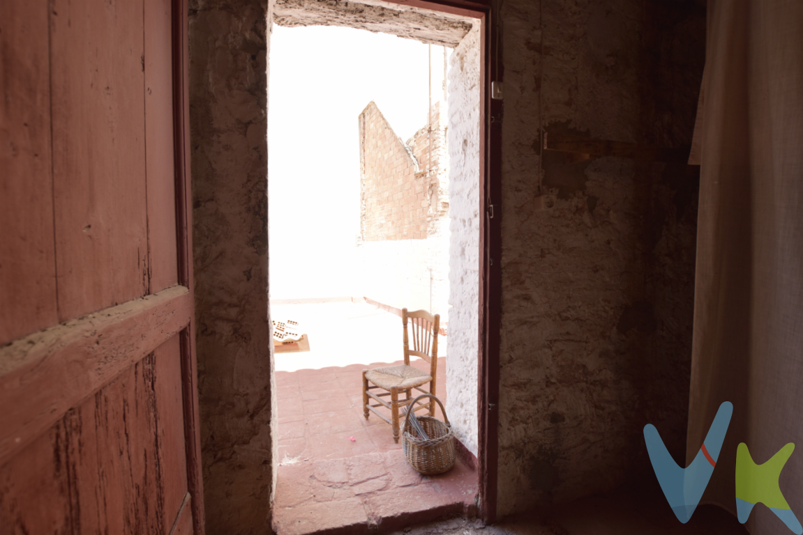 ¿Alguna vez has pensado en hacerte una casa de pueblo, la zona es importante, si es esquina mejor, y la orientación sur-este es imprescindible para aprovechar al máximo la luz? Muchas, seguro. ¡Pues la tenemos! Saca el arquitecto que llevas dentro, construye la casa de tus sueños y un sinfín de posibilidades te esperan, sin limitaciones. Si optas por la promoción-construcción también estas de enhorabuena, sus más de 115m2 de parcela y la posibilidad de edificar tres plantas + ático tendrán como resultado una excelente edificación en un entorno privilegiado. La casa solar en dos plantas y con vigas de madera, está situada en una de las calles más importantes de Rafelbunyol, junto al Ayuntamiento, la Casa de la Cultura, la Iglesia parroquial y rodeada de todos los servicios más necesarios. ¿Qué más se puede pedir? Además, la planta baja es ideal para abrir un local comercial con éxito asegurado al ser zona de paso a pie y en coche. Llámanos y encantados te informaremos. Tu proyecto es nuestro reto y te esperamos con los brazos abiertos. Contamos con 30 años de experiencia acreditada y nuestro objetivo es garantizarle un servicio de compra humano, ético, de calidad, fácil y seguro. Nuestro equipo lo integran agentes con la titulación AIR (Agente Inmobiliario Registrado) y Agentes Certificadores de la categoría Premium en certificación de inmuebles y debidamente registrados en el Registro de Agentes de Intermediación de la CV (RAICV 0743). Consulte en nuestras reseñas de Google lo que opinan los clientes que ya han trabajado con nosotros.El precio NO incluye: Impuestos, gastos de Notaría, registro y honorarios de inmobiliaria.Nuestra inmobiliaria cuenta con encargo en EXCLUSIVA de esta propiedad. Por ello rogamos, por expreso deseo, que evite molestar y contactar con los propietarios. Nosotros estaremos encantados en ayudarle y atenderle en todo lo referente al inmueble. Si eres un compañero inmobiliario estaremos encantados en colaborar con la seriedad y honestidad propia de un buen Agente