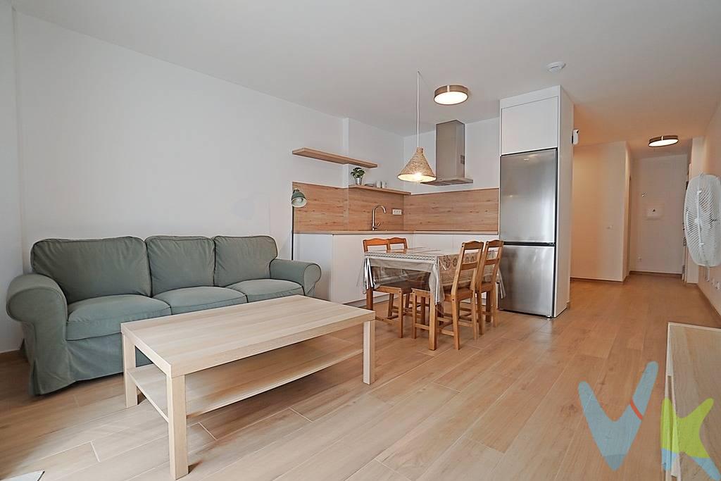   ¡Precio revisado!.   Se vende un acogedor apartamento estudio a estrenar, situado en la cuarta planta (quinta sobre rasante) de un edificio con ascensor en la calle Cebrián, una ubicación privilegiada en pleno centro de Las Palmas de Gran Canaria.       La vivienda, con una superficie construida de 44,74 m², fue entregada por la constructora a principios de 2025 y se encuentra prácticamente amueblada, lista para entrar a vivir. Dispone de un pequeño balcón que aporta mucha luz natural, creando un ambiente cálido y confortable. Los materiales utilizados son de primera calidad y la distribución ha sido diseñada para aprovechar al máximo el espacio disponible.      El edificio cuenta con ascensor y la propiedad incluye un trastero privado, situado en la planta baja justo a la entrada del portal, con una superficie de 2,83 m², ideal para guardar objetos personales o de uso ocasional. Su localización es excelente, en una zona muy demandada tanto para vivir como para invertir, al encontrarse cerca de organismos públicos, centros administrativos y rodeado de todos los servicios necesarios para el día a día: supermercados, transporte público, bancos, tiendas y restaurantes. Por ello, también representa una magnífica oportunidad para inversores, ya que el alquiler en esta zona tiene una alta demanda durante todo el año. Los gastos e impuestos derivados de la compraventa no están incluidos en el precio.