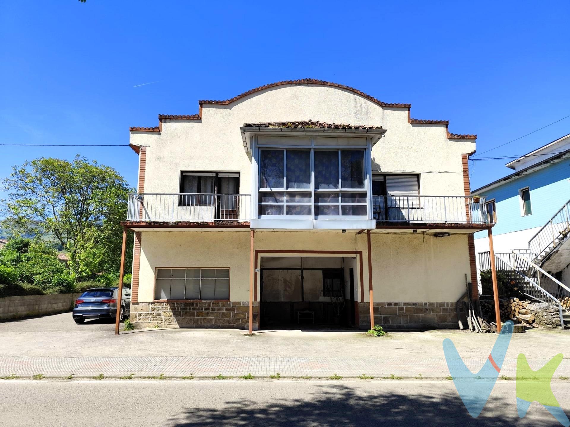 En Vega de Villafufre, a 10 minutos de Saron y 30 de Santander, presentamos esta edificación compuesta de piso y nave industrial; la vivienda, en la primera planta, consta de tres habitaciones, salón, cocina y baño, amplia, luminosa, con dos balcones y galería a la calle principal. Completamente independiente, espacioso aparcamiento privado y una pequeña parcela de terreno; la necesidad de reforma te permite redistribuirla según tus necesidades. Ideal para conciliar tu vida familiar con tu negocio o arrendarlo de manera independiente como inversión, gran visibilidad en el caso de negocio. Sea cual sea tu necesidad puede adaptarse por su gran superficie. Déjanos que te lo mostremos y te ayudaremos en todo el proceso. Los impuestos, gastos de notaría y registro no están incluidos en el precio. 