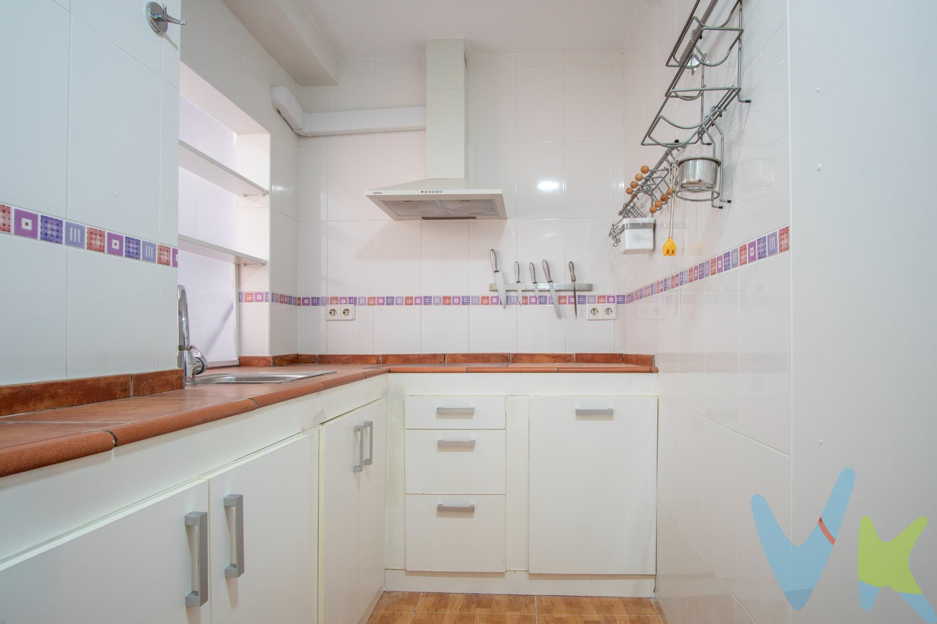 Descubre esta magnífica vivienda situada en una de las zonas más demandadas y mejor cotizadas de San Fernando, privilegiada por su cercanía al centro y por su excelente conexión con las principales salidas de la ciudad hacia otras direcciones. Una ubicación que combina comodidad, calidad de vida y una inversión segura. La vivienda cuenta con tres habitaciones, todas ellas muy luminosas, un baño y una cocina funcional con lavadero independiente que aporta comodidad al día a día. Además, dispone de una acogedora terraza acristalada, perfecta para disfrutarla durante todo el año como zona de descanso, despacho o rincón especial para desconectar. Semireformada hace muy poco tiempo, la propiedad presenta un estilo actual y cuidado, con materiales de calidad y una distribución pensada para aprovechar al máximo cada espacio. Sus armarios empotrados aportan orden y practicidad, mientras que la luz natural inunda cada estancia, creando un ambiente cálido y agradable. La vivienda dispone de una plaza de garaje opcional situada en el mismo edificio, con aproximadamente 12 m². El precio de la plaza es de 25.000 € y no está incluida en el precio de venta de la vivienda. 📞 Si estás interesado o quieres verla, no dudes en ponerte en contacto. ¡Te esperamos!. Una vivienda lista para entrar a vivir, con encanto, ubicación estratégica y todas las comodidades que buscas. Una oportunidad única en una de las mejores zonas de la ciudad. Informamos a nuestros clientes de que los gastos de notaría, registro, gestoría, impuestos y los honorarios de la agencia no están incluidos en el precio. A su vez, disponemos del documento informativo abreviado de la propiedad (según decreto 218/2005, del 11 de octubre) y de seguro de caución, para la protección del dinero entregado como señal para la reserva de una vivienda. Por mandato expreso del propietario, comercializamos este inmueble en exclusiva, lo que le garantiza el acceso a toda la información, a un servicio de calidad, un trato fácil, sencillo y sin interferencias de terceros. Por este motivo, se ruega no molestar al propietario, a los ocupantes de la propiedad o a los vecinos. Muchas gracias por su comprensión.