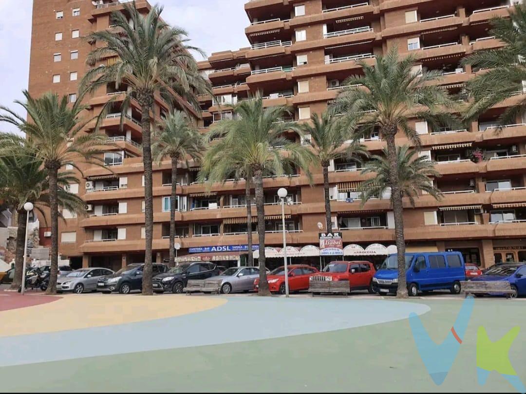 Bonito apartamento en Cullera, Ubicado a tan solo 100 m de la playa, rodeado de restaurantes, tiendas, etc.. El apartamento está compuesto de dos habitaciones dobles orientadas a la montaña, un baño semireformado, cocina nueva a estrenar, salon comedor con terraza, con vistas a la piscina, centro social, zona de baños y ducha en la piscina. El edificio cuenta con ascensores y piscina comunitaria. Dada su orientación es un apartamento muy fresco y luminoso. Tanto para vivir como para invertir ya que Cullera es una zona muy demandada para el alquiler turístico. Este apartamento tiene licencia turística para poder alquilarlo desde el primer día. Se ruega no molestar a los propietarios ya que lo llevamos como agente único, colaborando con cualquier agencia con clientes interesados. Honorarios de la agencia no incluidos en el precio.