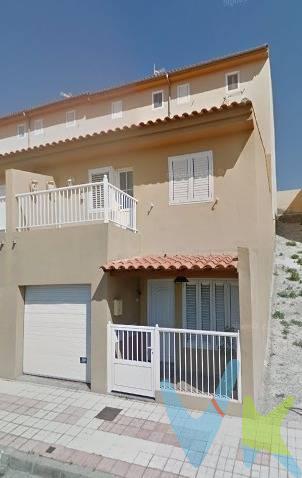 . . Vivienda muy luminosa, funcional, neutra y lista para convertirse en tu nuevo hogar. Espacios bien aprovechados y una iluminación natural que llena la casa en ambas plantas. En planta baja, gran ventanal al exterior y trasera con cristalera de metacrilato al cielo. Es perfecta tanto como residencia familiar como inversión. Presentamos esta encantadora vivienda unifamiliar adosada tipo dúplex, ubicada en el municipio de Firgas, Las Palmas. Una propiedad ideal para quienes buscan comodidad, amplitud y un entorno residencial acogedor. DATOS TOTALES: . Vivienda, distribuida en dos plantas, que cuenta con una superficie construida total de aproximadamente 120m² sin tener en cuenta las terrazas. . 🔹 Planta baja:  . - Acogedor y amplio salón, con zona de comedor. - Cocina con acceso a un luminoso patio de 3x3 metros, perfecto, en el que, en la actualidad hay una sala de estar. - Aseo  . - Escalera interior  . - Garaje privado con altillo. . 🔹 Planta alta:  . - Tres dormitorios bien distribuidos, el principal con armario empotrado y uno de ellos con terraza. - Baño completo con ventilación. - Zona lavadero  . - Distribuidor con cuarto anexo. - Terraza privada ubicada sobre el garaje. . ¡No dejes pasar esta oportunidad! Contacta para más información o agendar tu visita. Los datos expuestos son meramente orientativos y pueden estar sujetos a errores u omisiones involuntarias. Los gastos derivados de la compra no están incluidos en el precio. En caso de aparecer mobiliario, informamos que estos no están incluidos en la comercialización y venta del inmueble a no ser que se especifique en posteriores documentos contractuales. 