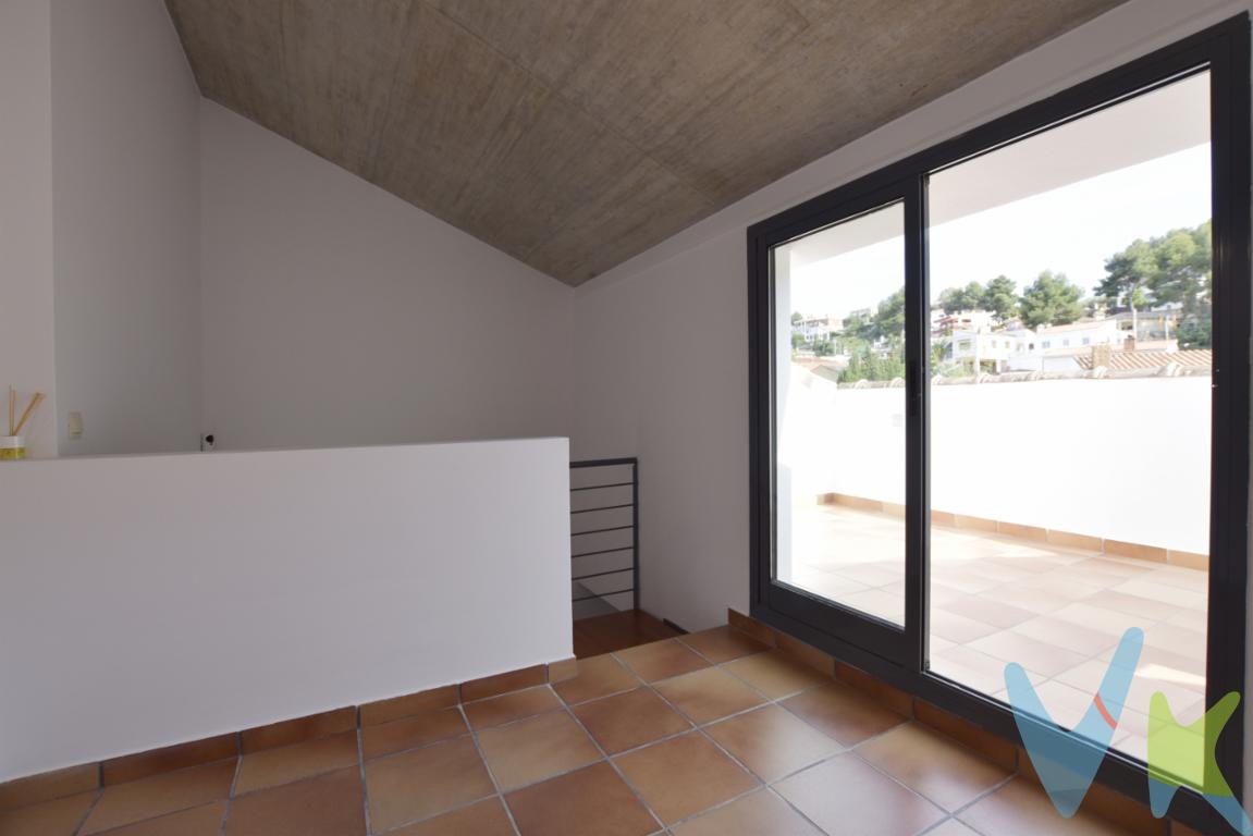 A unos 33km de la ciudad Valencia, tenemos la vivienda que estabas buscando. Estamos en Gilet rodeado por la Sierra Calderona y el Río Palancia, un estilo de vida muy solicitado a la hora de comprar una vivienda para los amantes de la naturaleza, a la vez que cerca del mar. Te proponemos una vivienda renovada, prácticamente a estrenar, para entrar a vivir, y situada en la zona alta del núcleo urbano, tipo adosado, rodeada de pinos carrascos y a la vez dentro de la población. No tendrás que preocuparte por las altas de suministros. Destacar algunas mejoras como las puertas lacadas en blanco, vitrocerámica, campana y calentador a estrenar, además de suelo de parquet en la planta de las habitaciones y 3 splits, uno por planta. La vivienda está distribuida en tres plantas, de 49m2 cada una, más ático con terraza de unos 8m2 con vistas espectaculares. y despejadas. La casa tiene 171m2 construidos, incluido semisótano, según catastro y con elementos comunes. Hay tres habitaciones, dos en planta primera y la suite en planta tercera con balcón doble, así como dos baños, uno por planta,  e incluye plaza de garaje  grande y trastero independiente, solo para tres vecinos. Vivir aquí es estar de vacaciones todo el año. Gilet cuenta con tren de cercanías, muy buena comunicación, a 15 minutos de la localidad de Puçol, siendo los pueblos más próximos, Sagunto a 8 minutos, Albalat dels Tarongers y Petrés. Dispone de todos los servicios necesarios, colegios, centro de salud, tiendas, así como supermercados para hacerte la vida más feliz. ¿Hablamos? Llámanos y hacemos realidad tu proyecto de vida.Contamos con 30 años de experiencia acreditada y nuestro objetivo es garantizarle un servicio de compra humano, ético, de calidad, fácil y seguro. Nuestro equipo lo integran agentes con la titulación AIR (Agente Inmobiliario Registrado) y Agentes Certificadores de la categoría Premium en certificación de inmuebles y debidamente registrados en el Registro de Agentes de Intermediación de la CV (RAICV 0743). Consulte en nuestras reseñas de Google lo que opinan los clientes que ya han trabajado con nosotros.El precio NO incluye: Impuestos, gastos de Notaría, registro y honorarios de inmobiliaria. 