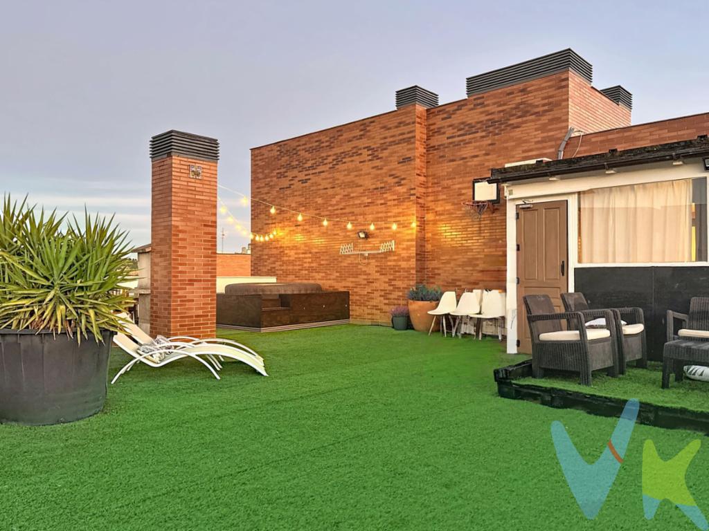 Espectacular Piso con terraza en Azucarera.Descubre este magnífico ático en venta, ubicado en la deseada zona Azucarera de Tudela. Esta propiedad ofrece una oportunidad única para aquellos que buscan una vivienda moderna y bien equipada en una ubicación estratégica. Este ático combina diseño contemporáneo con todas las comodidades necesarias para una vida confortable, distribuido de manera optimizada para ofrecer espacios amplios y funcionales, lo mejor de una casa y lo mejor de un piso, pues la comodidad de tenerlo todo en una sola planta, incluida una terraza y un txoko para disfrutar de reuniones con amigos y familiares es colosal.La vivienda esta compuesta de dos dormitorios, amplísimo salón, con acceso directo a un espacio preparado como zona de reunión , y terraza. Además, el inmueble se entrega amueblado, incluyendo electrodomésticos, lo que facilita la mudanza y el inicio inmediato de una nueva etapa en este hogar.La propiedad destaca por su fabulosa terraza, un espacio ideal para disfrutar de tardes soleadas y agradables veladas al aire libre, sin olvidar el jacuzzi incorporado en la misma y una zona chill out que nos da el espacio para disfrutar de la lectura o tomar un café al aire libre. Además la vivienda se acompaña de un balcón adicional, con acceso desde la cocina y de una de las habitaciones que permite que la vivienda se llene de luz natural, creando un ambiente cálido y acogedor en cada rincón. Funcionalidad y comodidad se encuentran en este ático cuyo edificio dispone de ascensor y libre de barreras arquitectónicas facilitando el acceso a cualquier zona sin esfuerzo. Además, cuenta con un garaje, proporcionando un valioso espacio para estacionar el vehículo con total seguridad y comodidad y un práctico trastero, perfecto para almacenar aquellas cosas que no son de uso diario y optimizar el espacio interior.La ubicación de esta vivienda es inmejorable, con acceso cercano a la estación de tren y paradas de autobús, la conectividad con otras áreas es sumamente eficiente, haciéndolo perfecto tanto para aquellos que trabajan en la ciudad como para aquellos que disfrutan de escapadas de fin de semana. Vivir en Azucarera significa gozar de la tranquilidad de un barrio residencial, sin renunciar a la proximidad a todos los servicios y comercios que Tudela ofrece.Este piso es la expresión perfecta de una vida urbana cómoda sin renunciar al confort y la estética. Desde el primer momento, cada detalle está pensado para ofrecer la mejor calidad de vida. Gracias a su diseño y ubicación, esta propiedad no solo es un lugar para vivir, sino también una excelente inversión a futuro.Si estás buscando un hogar ideal que combine modernidad, ubicación y prestaciones, este ático en Azucarera, Tudela, es una opción que no debes dejar pasar. Te invitamos a concertar una visita para experimentar de primera mano el encanto y todas las ventajas que este magnífico ático tiene para ofrecer. Nos encontramos a tu disposición para resolver cualquier consulta y facilitar el proceso de compra de tu nuevo hogar. No pierdas la oportunidad de conocer la que podría ser la casa de tus sueños.  