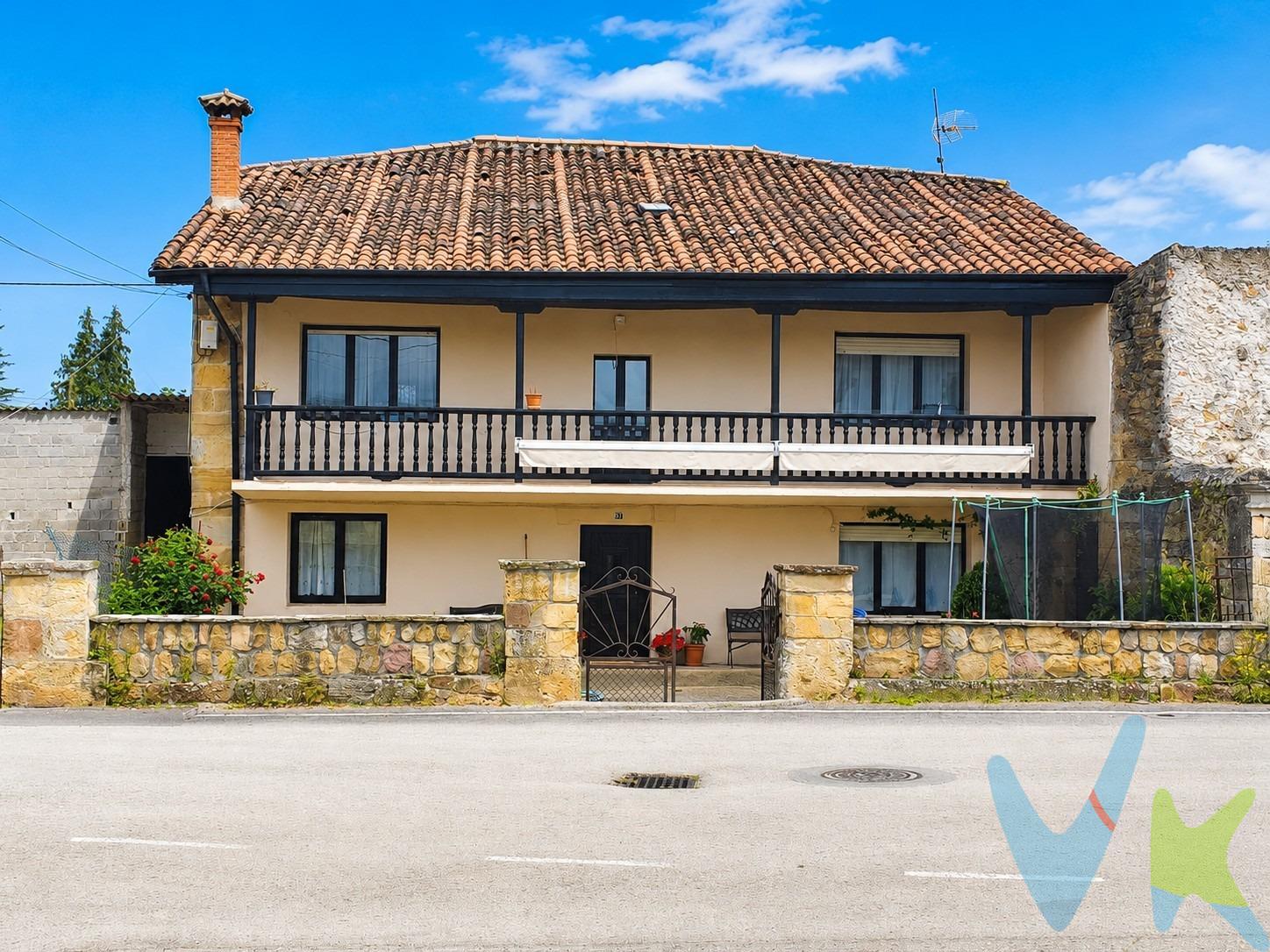 Presentamos esta magnífica casa de piedra independiente ubicada en el corazón de Santa María de Cayón, ideal para familias que buscan un hogar espacioso y acogedor. La propiedad cuenta con una bonita parcela y garaje cerrado, proporcionando comodidad y seguridad. Su acceso a través de una gran terraza da la bienvenida al interior donde encontramos en la planta baja un salón equipado con chimenea perfecta para los días fríos, cocina amplia y funcional, baño completo y acceso a una cuadra diáfana que ofrece múltiples posibilidades, entre otras su tamaño permite ampliar la vivienda o cualquier otro uso que se requiera. En la planta primera se distribuye un hall distribuidor con salida a balcón, que conecta con tres espaciosas habitaciones  además de otro baño adicional; todas las estancias son exteriores lo cual asegura luz natural durante todo el día. Subiendo hasta la última planta nos topamos con un ático diáfano cuya altura es suficiente para ser habilitado como espacio útil: oficina o sala recreativa según sus necesidades personales. En cuanto a su ubicación estratégica, se encuentra apenas cinco minutos de Saron donde podrá acceder sin dificultad a todos los servicios esenciales tales como colegio, instituto, supermercados así centro médico local brindando atención integral . Sin duda alguna esta vivienda representa no solo tranquilidad sino calidad vida familiar. La propiedad, completamente habitable, necesita reforma lo que te permitirá modificar distribución de espacios. Podrás convertirla en tu hogar y si lo necesitas ubicar tambien tu actividad empresarial por la gran superficie de la que dispone. ¿ Te lo vas a pensar? Ven a conocer la casa y el Valle de Cayon, no te arrepentirás. Los impuestos, gastos de notaría y registro no están incluidos en el precio.