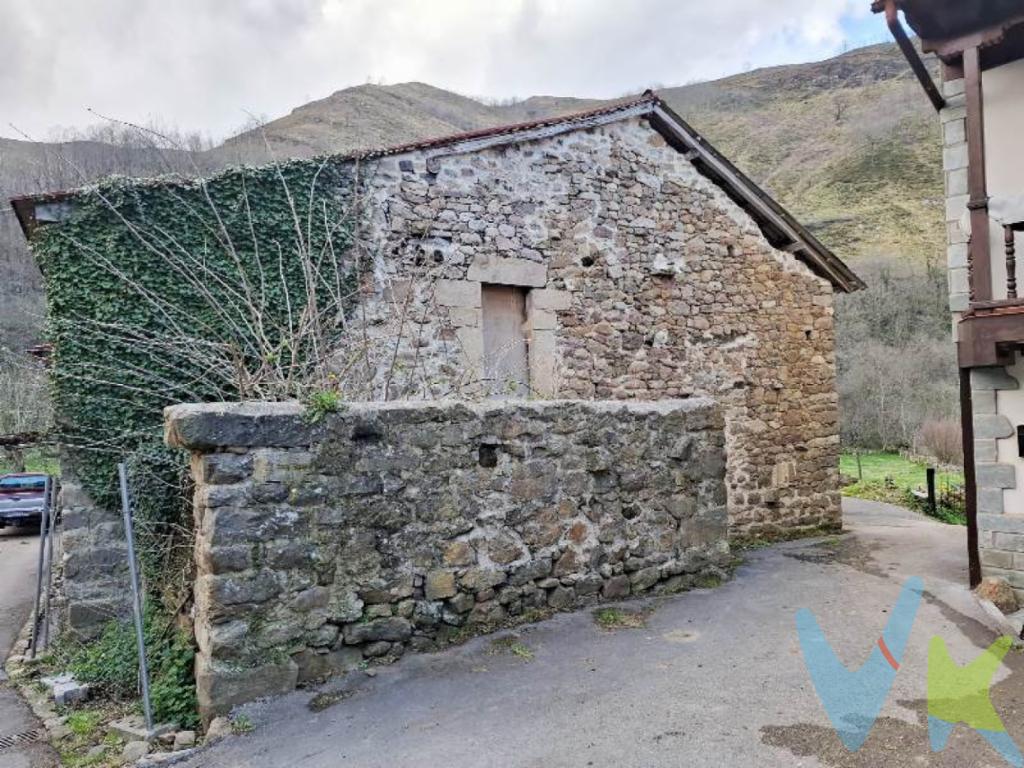 Una oportunidad única en Saja para crear la casa que siempre imaginaste.Si te apetece diseñar tu propio refugio en plena naturaleza, esta casa de pueblo en Saja (Los Tojos) es justo lo que estabas esperando.Necesita una reforma integral, sí pero eso es precisamente lo que la convierte en una oportunidad perfecta para dar rienda suelta a tu creatividad y construir ese rincón tan especial en el que llevas tiempo pensando.Con más de 180 m², incluyendo la antigua cuadra y pajar, tienes espacio de sobra para imaginar distribuciones, ambientes acogedores, rincones especiales y todo aquello que siempre quisiste.La vivienda cuenta con una zona exterior vallada en piedra, ideal para crear un pequeño jardín, una terraza donde disfrutar del sol o incluso un espacio chill-out para desconectar del mundo. Todo ello en un entorno tranquilo, verde y auténtico, donde el sonido protagonista es el de la naturaleza.Saja es una pequeña joya de Cantabria, perfecta para quienes buscan paz, aire puro y un ritmo de vida más pausado. Aquí podrás disfrutar de rutas, paisajes espectaculares y esa sensación de volver a lo esencial que tanto se valora hoy en día.Y ahora viene lo mejor ¡Su precio es simplemente increíble: solo 29.000 !Una oportunidad difícil de encontrar, ideal para quienes buscan una segunda vivienda con encanto o una inversión con muchísimo potencial.Ven a verla y empieza a imaginar cómo convertirla en tu rincón favorito del mundo.Gastos e Impuestos no incluidos en el precio. Compra sujeta a ITP. El comprador se hará cargo de los costes de la escritura e inscripción en el Registro de la Propiedad.Más información sobre transparencia, impuestos, gastos y condiciones de compraventa en nuestra web www.activanorte.com