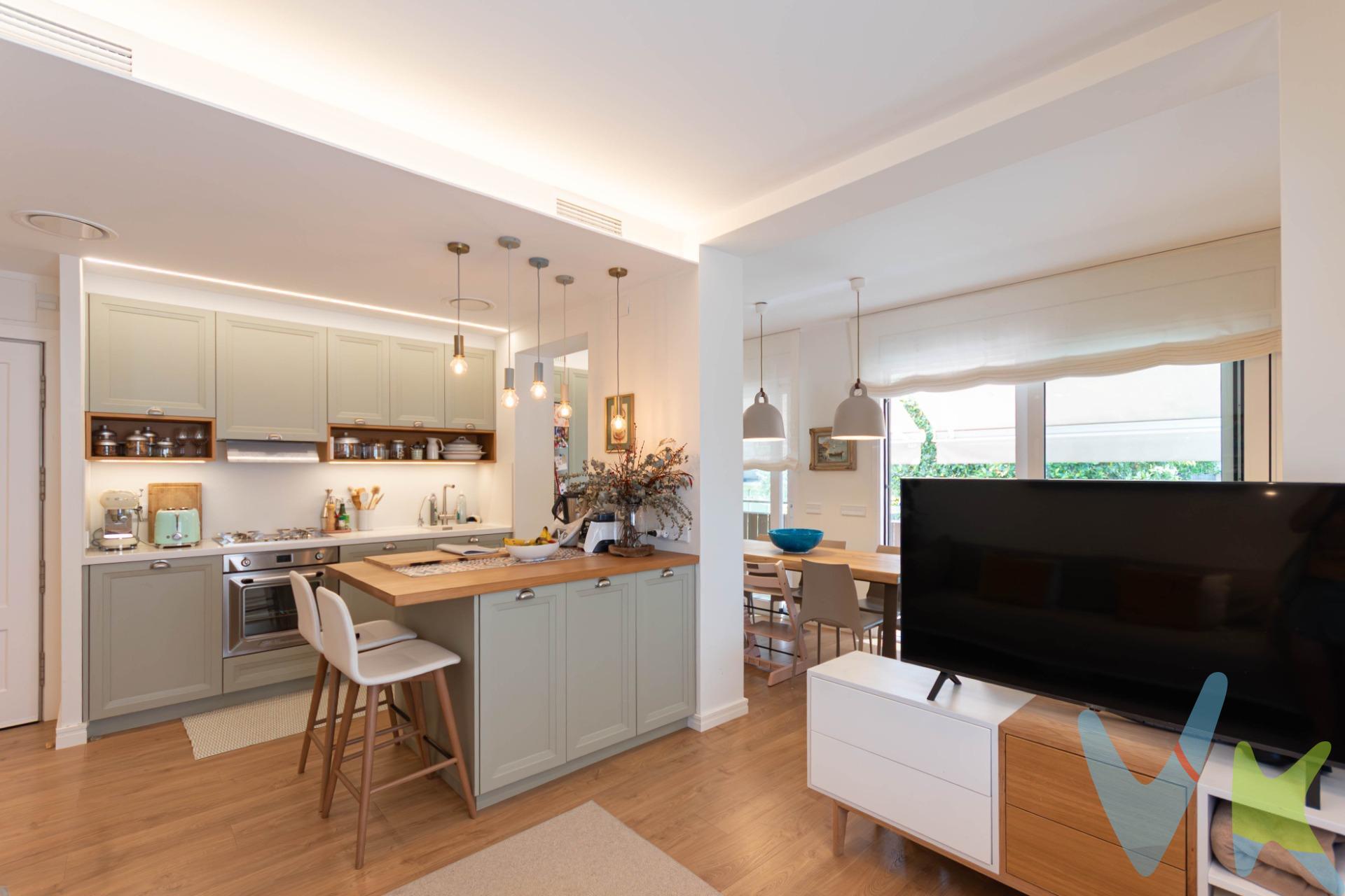 Magnífico piso en una zona muy tranquila, a tan solo 5 minutos andando de la playa de San Sebastián, del centro y de la estación. Totalmente reformado con acabados de primera calidad, este inmueble combina confort, funcionalidad y elegancia en un espacio cuidadosamente diseñado. El piso cuenta con 3 dormitorios dobles, todos con armarios empotrados hechos a medida, y un amplio salón comedor con cocina americana equipada con una isla central, ideal para convivir y disfrutar. Desde el salón se accede a un balcón con barandilla de acero inoxidable, perfecto para relajarse y contemplar las vistas. Dispone de un aseo de cortesía y un baño completo con acabados en Corian, además de un pequeño trastero o despensa que optimiza el espacio de almacenamiento. Las calidades de construcción son excepcionales: ventanas de aluminio Tecnal con cristales Climaguard, toldos con lona Soltis de alta resistencia y persianas de aluminio de seguridad eléctricas, garantizando confort y protección. . Suelos de toda la vivienda de parquet de madera de alta calidad. Todo el piso está aislado térmica y acústicamente con corcho natural de la marca Vipeq Hispania en techos, además de aislamientos acústicos en paredes de la misma marca, asegurando un ambiente tranquilo y energéticamente eficiente. El sistema de climatización incluye aire acondicionado por conductos de la marca Daikin y radiadores de gas de aluminio inyectado de alta densidad marca Rayco, junto con una caldera Vaillant Ecotec Plus, brindando calefacción y agua caliente de manera eficiente. Para la gestión del agua, cuenta con un sistema de descalcificación y ósmosis, adquiriendo agua de lluvia para cocinar de cistena y agua de red para el uso diario. El piso se encuentra en una finca familiar, con solo 3 vecinos y un exclusivo patio comunitario para solo dos vecinos, proporcionando un entorno privado y tranquilo. La vivienda dispone de alarma para su seguridad diaria. La vivienda es de 4 vientos, lo que aporta luminosidad y ventilación natural en todas sus estancias. . Este inmueble combina lujo, calidad y una excelente ubicación para quienes buscan un hogar exclusivo en un entorno privilegiado. El precio no incluye impuestos (ITP, IVA y AJD), ni gastos de notario ni registro. El precio no incluye el mobiliario, electrodomésticos y enseres que aparecen en las fotos. Ref: 11324 RM. 