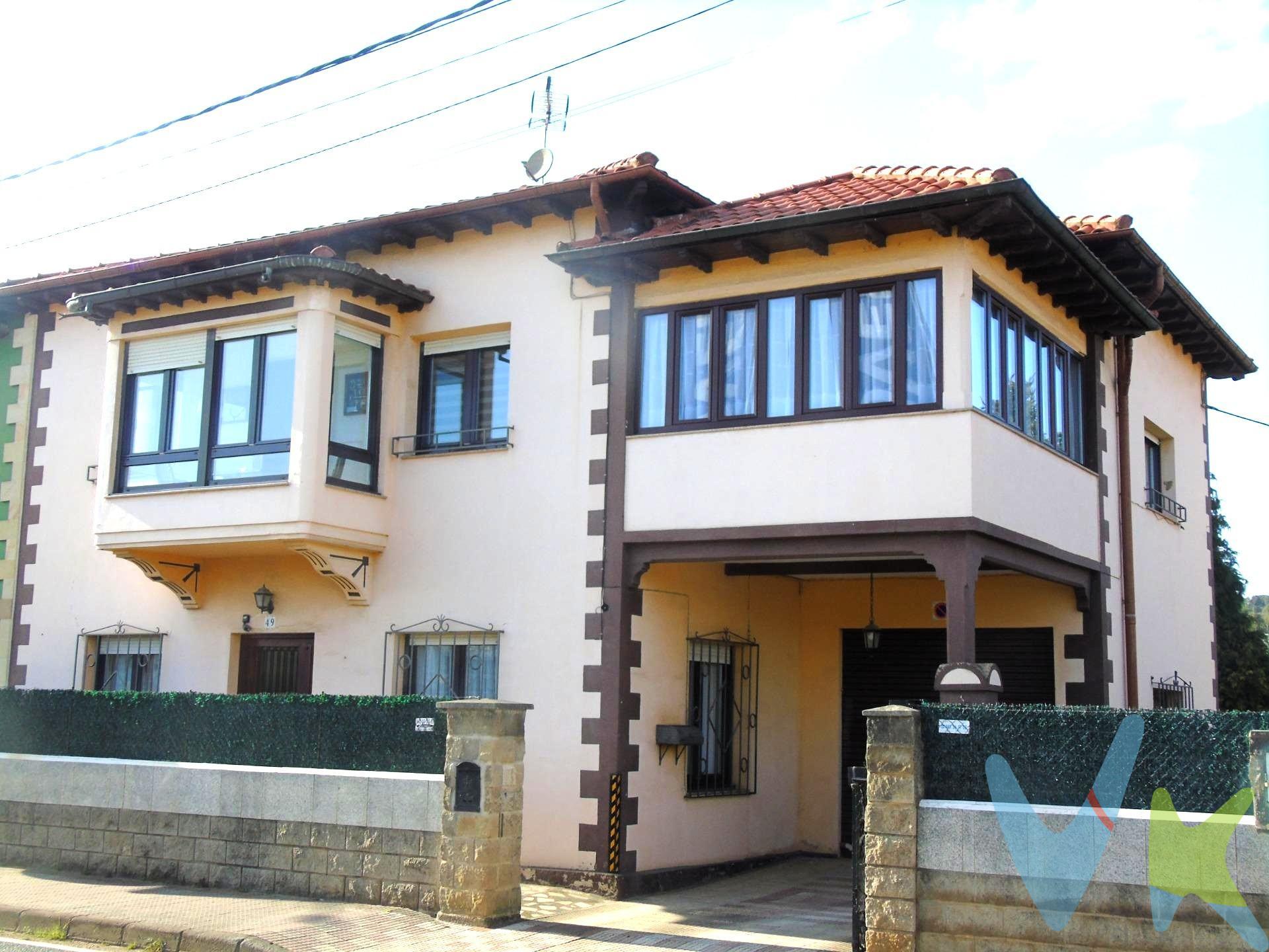 En Revilla de Camargo, bonita casa donde podrás disfrutar y dar rienda suelta a tu imaginación con un espectacular jardín donde disfrutar de la compañia de tus allegados. Amplia casa dividida en 3 plantas, planta baja de 119m2, primera planta de 123m2  y por ultimo el desván. En la pLanta baja, nos encontramos con un hall de entrada, salón, un comedor, una habitación, un aseo y cocina con puerta al choco perfectamente equipado y listo para disfrutarlo. La primera planta, cuenta con un amplísimo hall distribuidor, 4 habitaciones dobles, una de ella con galería y la principal con una pequeña salita con terraza acristalada, y un baño adaptado. En el exterior, disponemos de mas de 1000 metros rodeando a la casa.Se trata de un terreno urbano completamente llano y delimitado donde se puede disfrutar del espacio destinado a merendero, zona de barbacoa, un bonito pozo hecho a mano, distintos arboles frutales, una perrera y un par de  trasteros donde almacenar toda la herramienta. Por la extensión de terreno que tenemos y al estar calificado como urbano, dispone de la posibilidad de segregar una parte y construir en ella otra vivienda independiente. La parcela se encuentra perfectamente vallada, encontrando en el frente de la vivienda un muro de piedra con puerta corredera para vehículos que nos aporta la independencia necesaria. El tejado se encuentra en perfecto estado, rehabilitado hace 10 años. No dejes pasar mas tiempo, esta es tu oportunidad. Ven a conocerla. Los Impuestos, gastos de notaria y registro no están incluidos en el precio.
