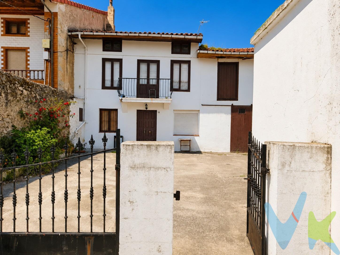 Oportunidad única en una de las zonas más demandadas de la costa cántabra. Ponemos a la venta esta casa adosada para reforma integral, ideal para quienes buscan crear una vivienda con encanto y gran potencial, tanto como residencia habitual como inversión, dado que por su tamaño sus opciones son inmensas. La propiedad cuenta con una parcela de jardin de unos 581 m² y se compone de casa principal, cuadra y pajar, además de un par de edificaciones accesorias destinadas actualmente a garaje y lavadero. La vivienda se distribuye en dos plantas más desván y dispone de amplias estancias, con un total de 4 habitaciones, 2 baños, cocina y salita. Destaca por su gran luminosidad y por las múltiples posibilidades de redistribución y reforma. Ubicada en un entorno privilegiado, a escasos minutos de la playa de La Arnía y junto al Hospital de Liencres, en una zona de alta demanda y excelente conexión. Una propiedad con muchísimo potencial para convertirla en la casa de tus sueños en un entorno natural y tranquilo, sin renunciar a todos los servicios cercanos. Los impuestos, gastos de notaría y registro no están incluidos en el precio.