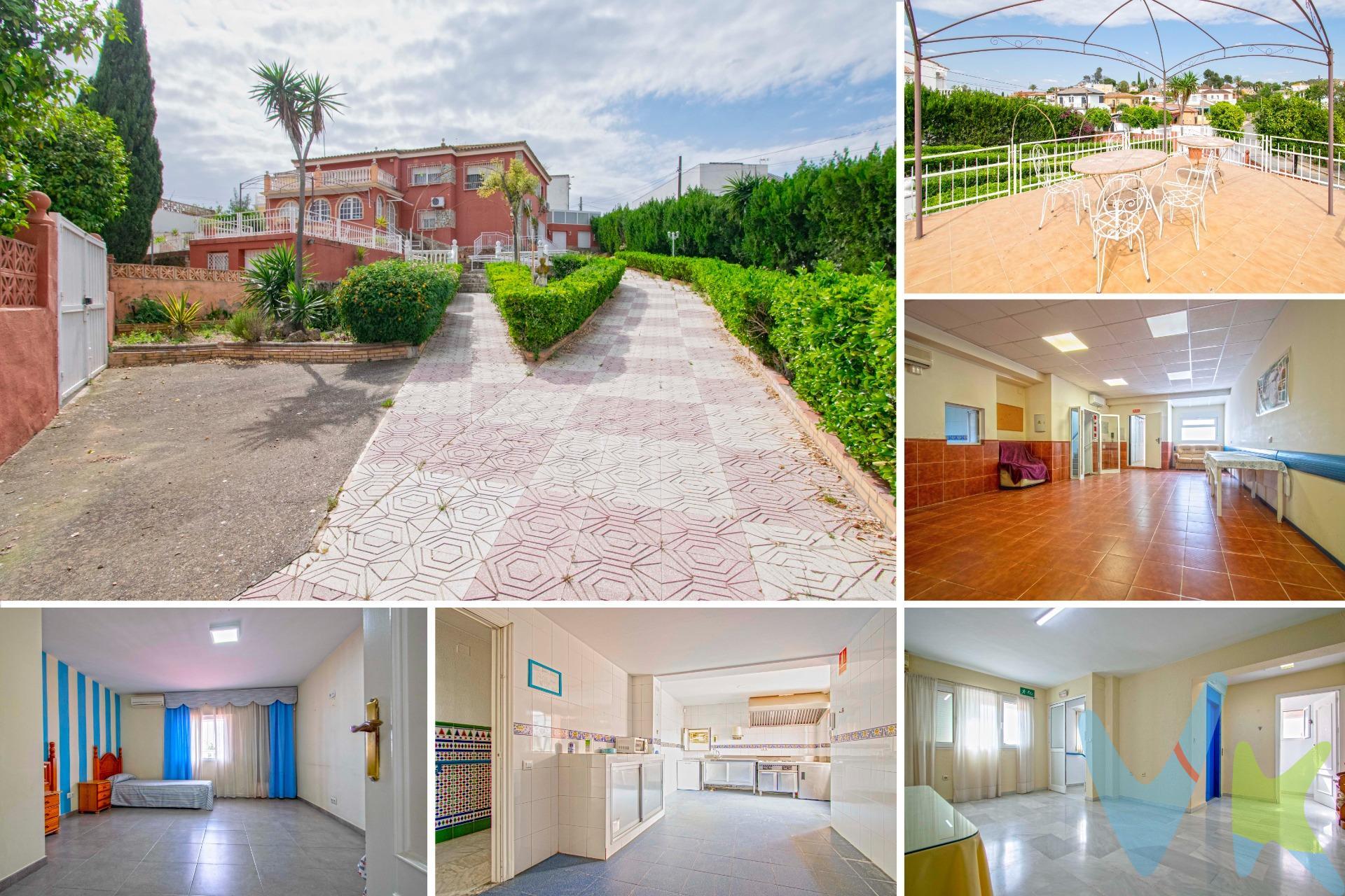 Espectacular chalet independiente en Alcalá de Guadaíra, en urbanización Las Juncosas!!!!. Junto a Los Pinares de Oromana. Ideal promotor/constructor, para edificar varias viviendas independientes en sus más de 1.000m2 de parcela, o bien para disfrutarla como vivienda particular para una gran familia. Hasta hace dos años funcionaba como residencia de ancianos. . La vivienda dispone de 312.54m2 distribuidos en dos plantas. Un maravilloso jardín rodea toda la vivienda y cuenta con una maravillosa terraza con espectaculares vistas. En planta baja tenemos tres salones, dos despachos, una cocina industrial, 4 dormitorios, un gran almacén y un ascensor que comunica las dos plantas.  . La primera planta se distribuye en un enorme salón, 6 dormitorios, 3 baños, un aseo y un almacén. Junto a la entrada una amplia zona para aparcar varios vehículos. Las ventanas son de climalit de aluminio lacado en blanco, las puertas de madera y el suelo de gres y terrazo. Club social incluido en la comunidad, con restaurante, merendero, piscinas y zonas deportivas. Amplia vivienda, exterior y muy luminosa, muy bien situada, junto Pinares de Oromana, a pocos minutos del centro de Alcalá, con fácil acceso desde carretera Alcalá-Utrera y con servicios muy cerca, supermercados, colegios, farmacias... Solicite más información sin compromiso. . Informamos a nuestros clientes compradores que el precio de venta no incluye lo siguiente: Honorarios de la agencia inmobiliaria, Impuestos (I.T.P., I.V.A. o A.J.D., en su caso) ni otros gastos de la compraventa (gastos de Registro de la Propiedad, Notaría, Gestoría ni de posible Financiación). Documento D.I.A. a disposición del consumidor según Decreto 218/2005 Junta de Andalucía. . . 