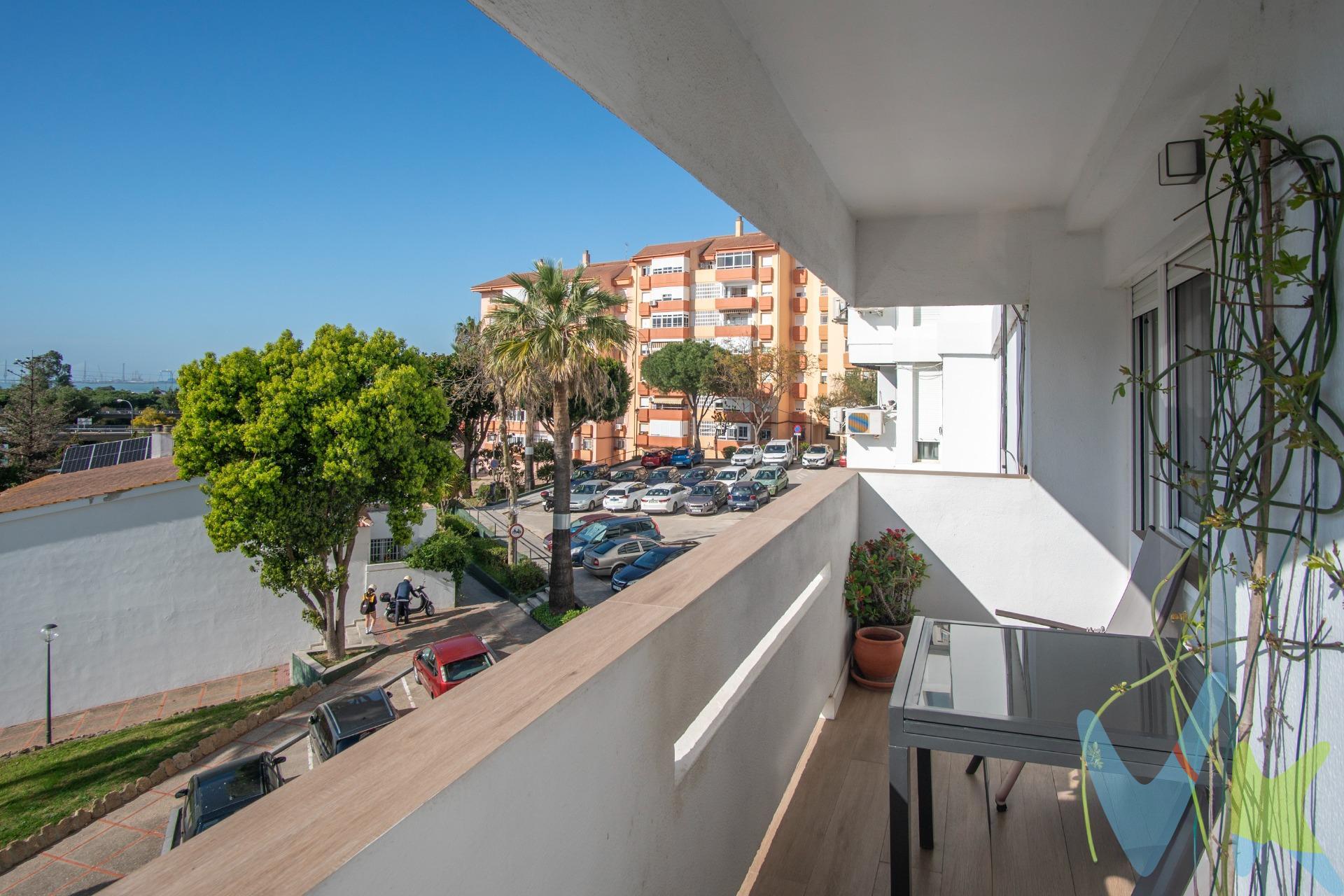 Descubre este espectacular piso totalmente reformado con un gusto exquisito, donde cada detalle ha sido cuidadosamente elegido para ofrecer confort, estilo y calidad. La vivienda destaca por sus excelentes acabados y materiales, creando un ambiente moderno y acogedor que invita a quedarse. Cuenta con cuatro amplias habitaciones y dos baños completos, ideales para familias o quienes buscan espacio extra para teletrabajar o recibir invitados. La distribución es práctica y luminosa, aprovechando al máximo cada rincón del hogar. Uno de sus grandes atractivos es su agradable terraza, perfecta para disfrutar del aire libre, junto con sus vistas completamente despejadas hacia la bahía, que aportan una sensación de tranquilidad y amplitud difícil de encontrar. Ubicado en una zona estratégica para la salida de San Fernando, el piso ofrece una excelente conexión tanto en coche como en transporte público. Además, se encuentra muy cerca de Bahía Sur y a pocos pasos de la zona de Hornos Púnicos, donde tendrás a tu alcance todo tipo de servicios, comercios y comodidades. En definitiva, se trata de un piso con mucho encanto, listo para entrar a vivir, que combina ubicación, calidad y estilo en un entorno privilegiado. Informamos a nuestros clientes de que los gastos de notaría, registro, gestoría, impuestos y los honorarios de la agencia no están incluidos en el precio. A su vez, disponemos del documento informativo abreviado de la propiedad (según decreto 218/2005, del 11 de octubre) y de seguro de caución, para la protección del dinero entregado como señal para la reserva de una vivienda. Por mandato expreso del propietario, comercializamos este inmueble en exclusiva, lo que le garantiza el acceso a toda la información, a un servicio de calidad, un trato fácil, sencillo y sin interferencias de terceros. Por este motivo, se ruega no molestar al propietario, a los ocupantes de la propiedad o a los vecinos. Muchas gracias por su comprensión.