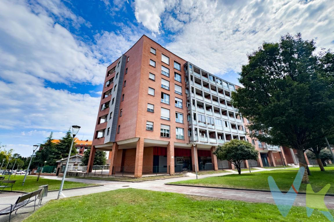  Se presenta una magnífica oportunidad . Este acogedor piso, ubicado en Montevil, está disponible para la venta y ofrece una combinación perfecta de confort y conveniencia, ideal tanto para familias como para parejas que buscan un hogar cómodo y bien situado en la ciudad.La propiedad se encuentra en la cuarta planta de un edificio que data del año 2000, destacando por su moderna construcción y buenas calidades. El edificio cuenta con ascensor, lo que garantiza accesibilidad y comodidad para los residentes. Además, el inmueble dispone de una amplia plaza de garaje, un valor añadido que proporciona seguridad y tranquilidad a la hora de estacionar .Este piso destaca por sus 68.46 metros útiles distribuidos de manera funcional, ofreciendo un uso eficiente del espacio. Los 93.07 metros construidos aportan amplitud y una sensación de bienestar en cada estancia. El interior alberga dos luminosas habitaciones, la principal con baño en suit, perfectas para el descanso y la tranquilidad. Ambas están diseñadas para ofrecer el máximo confort, contando una de ellas con un  armario empotrado  que optimizan el espacio de almacenamiento.El salón es un espacio acogedor y cálido, ideal para reuniones familiares o relajarse tras un largo día de trabajo. La cocina,  integra un diseño práctico y moderno, permitiendo disfrutar del arte culinario en un entorno funcional. El baño, por su parte, ofrece un diseño contemporáneo que aseguran comodidad y estilo definido.Una de las grandes ventajas de esta propiedad es su ubicación, con excelente comunicación gracias a la proximidad de la parada del autobús, lo que facilita los desplazamientos tanto dentro de la ciudad como hacia otros destinos. La zona de Montevil es conocida por su ambiente tranquilo y familiar, contando con todos los servicios necesarios a mano: comercios, colegios, centros de salud y zonas verdes, que proporcionan calidad de vida a sus habitantes.El entorno se complementa con una cuidada infraestructura urbana, que convierte la vida diaria en una experiencia placentera y libre de estrés. Las calles arboladas invitan a dar largos paseos, mientras que las áreas recreativas cercanas ofrecen alternativas de ocio para toda la familia.Esta propiedad no solo representa un lugar para vivir, sino también una inversión segura en un barrio consolidado que sigue en constante crecimiento. Los interesados en disfrutar de un piso que combina funcionalidad, confort y ubicación, encontrarán en este inmueble una opción inmejorable.No dude en ponerse en contacto para obtener más información y coordinar una visita. Es una excelente oportunidad para adquirir un inmueble de calidad y empezar a disfrutar de todo lo que la zona de Montevil en Gijón tiene para ofrecer. Descubra su futuro hogar y déjese cautivar por el encanto y las comodidades de este excepcional piso. ¡Estamos seguros de que cumplirá con todas sus expectativas! Reserve su cita hoy mismo para no dejar escapar esta magnífica oportunidad.El precio no incluye ITP, gastos de Registro y Notaria ni honorarios al comprador. 