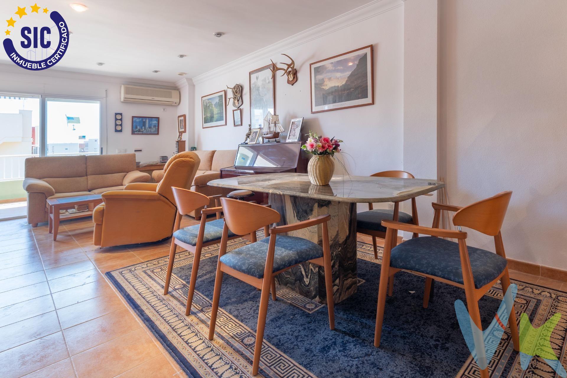Se vende Ático Dúplex – 3 Dormitorios, 2 Terrazas, Plaza de Garaje y Trastero . ¡Descubre este espectacular ático dúplex ubicado a tan solo 200 metros del mar! Una oportunidad única para vivir junto a la playa con todo el confort y espacio que necesitas. Características principales:. ●	Superficie construida: 130 m2. ●	3 dormitorios dobles, amplios y luminosos, ideales para familias o como residencia vacacional. ●	2 baños completos, modernos y funcionales. ●	Salón-comedor amplio, con acceso directo a una de las terrazas. ●	Cocina independiente totalmente equipada, con espacio de almacenaje y buena ventilación. ●	Lavadero independiente, cómodo y práctico. ●	Vestidor en el dormitorio principal, perfecto para mantener el orden y aprovechar el espacio al máximo. ●	2 terrazas privadas, ideales para disfrutar del clima mediterráneo, comidas al aire libre o momentos de relax. ●	Plaza de garaje incluida en el precio, con acceso directo desde el edificio. ●	Trastero, perfecto para almacenamiento adicional. Ubicación inmejorable:. Situado en una zona tranquila y bien comunicada, este dúplex está a solo unos pasos de la playa, cerca de supermercados, restaurantes, transporte público y todos los servicios necesarios para una vida cómoda y relajada. Ideal como vivienda habitual, segunda residencia o inversión para alquiler vacacional. No dejes pasar esta oportunidad. ¡Contacta para más información o para concertar una visita!. La descripción del presente inmueble e imágenes tienen mero carácter informativo y en ningún caso carácter contractual, pudiendo ser modificados por la inmobiliaria comercializadora sin que ello implique responsabilidad alguna frente a terceros. En el precio de venta a público, esta propiedad NO incluye los gastos de adquisición (Notario, registro, gestión, honorarios, etc…).