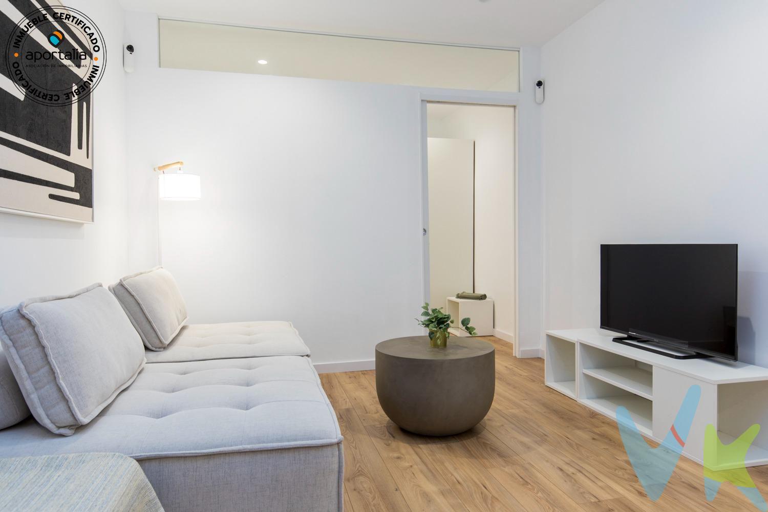 📍 Casta Álvarez, El Gancho – Casco Histórico de Zaragoza. Apartamento de 1 dormitorio, 35 m², totalmente reformado en 2025. Edificio con ITE pasada. Ubicado a pocos minutos andando del centro, en una zona con identidad propia dentro del Casco Histórico, a un paso de Las Armas, espacio cultural de dinamización del entorno. La vivienda ha sido reformada integralmente, con una redistribución optimizada que aprovecha al máximo cada metro cuadrado. Cuenta con:. - Salón con cocina americana integrada (zona interior, muy bien resuelta). - Dormitorio exterior. - Baño completo con ventana. Se entrega amueblada y equipada, lista desde el primer día. Espacios modernos, actuales con instalaciones nuevas. Cuenta con Aire acondicionado frío/calor, Agua caliente mediante termo eléctrico y Sistema de alarma. 💖 Nos encaja especialmente para:. ✔ Inversores que buscan rentabilidad inmediata, ha estado alquilada en temporada. ✔ Primera vivienda sin necesidad de reforma. ✔ Perfil urbano que prioriza ubicación y funcionalidad. Descúbrelo ahora: mira las fotos, revisa el plano ⏩ y llámanos para visitarlo antes de que se te adelante otro comprador. ℹ️ El precio indicado no incluye impuestos ni gastos derivados de la compraventa. El comprador deberá asumir, entre otros, los siguientes conceptos:. • Impuesto sobre Transmisiones Patrimoniales (ITP), al tipo vigente en Aragón, aplicable sobre el mayor valor entre el precio de compraventa y el valor de referencia catastral. • Gastos de notaría y Registro de la Propiedad, conforme a arancel oficial. • Gastos de gestoría, en su caso, si el comprador decide contratar dicho servicio. • Honorarios de intermediación inmobiliaria, a cargo de la parte compradora, conforme a las condiciones que se informarán previamente de forma clara y detallada.