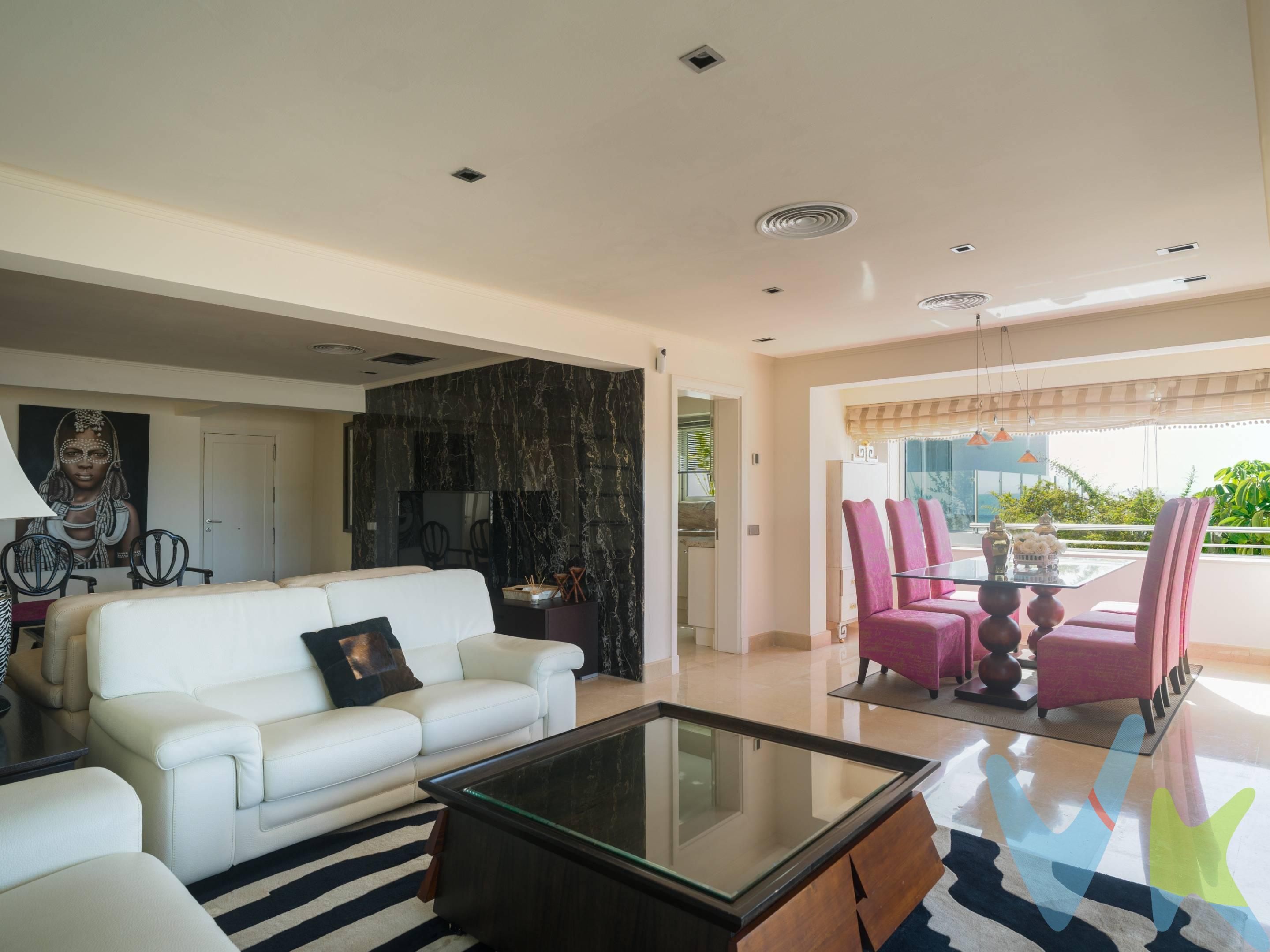 Ubicada en una de las zonas más privilegiadas del sur de la isla, esta maravillosa propiedad ofrece vistas panorámicas al océano, con la sensación única de vivir sobre el propio paseo marítimo… y a escasos pasos de la arena. Construida en parcela aprox. de 445 m², tiene unos 236 m² construidos, diseñados en concepto abierto y elegante que maximiza la luz natural y las  vistas al mar desde prácticamente todas sus estancias. El amplio salón-comedor de espacios abiertos, junto con la cocina totalmente equipada, permiten disfrutar del privilegio de cocinar y vivir mirando al océano, creando una experiencia residencial única. La propiedad tiene de cuatro dormitorios, destaca la espectacular master suite con baño en suite, jacuzzi, terraza privada con hamacas y vistas directas al mar. Además, cuenta con dos dormitorios dobles y un dormitorio sencillo, así como dos baños completos adicionales y un aseo de cortesía. En el exterior encontramos dos amplias terrazas, siendo la principal una impresionante terraza frontal que recorre toda la zona de salón y cocina, perfecta para disfrutar de amaneceres y atardeceres inolvidables. En la parte trasera, una acogedora zona ajardinada con fuente y área de descanso aporta privacidad y encanto. La vivienda ofrece altísimas calidades, con suelos de mármol, aire acondicionado, sistema de cámaras de seguridad perimetrales y puerta blindada, además de dos accesos independientes (principal y de servicio). Se vende completamente amueblada con mobiliario de alta calidad.. existe la opción de compra de un garaje para 3 coches. Con un estilo de vida junto al mar, dispone también de ducha exterior en madera, ideal para refrescarse al regresar directamente de la playa. En la planta inferior, con acceso directo desde el paseo marítimo, encontramos un apartamento independiente tipo estudio, con cocina, zona de estar-dormitorio y baño completo, además de un espacio adicional destinado a trastero. Perfecto para invitados o  zona de ocio.