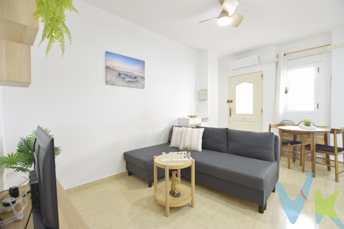Vamos a la playa... ohhhhh. Te ofrecemos un apartamento en planta baja en el municipio de Moncofa, al sur de Castellón y a 42km de la ciudad de Valencia por la A7, CV-10 y la N-225. Sólo tendrás que hacerte las maletas, completo de muebles nuevos, electrodomésticos y lo mejor... la playa andando a menos de 500m, con su paseo marítimo y oferta gastronómica para vivir todo el año. Entrada independiente, cocina office y 1 habitación con pequeño patio de luces, aportando ventilación a este coqueto apartamento, muy luminoso y alegre a pesar de vivir en planta baja. Vivirás muy cerca de la avenida del Puerto, cerca de los colegios, del centro médico y de los grandes supermercados con servicios disponibles durante todo el año. El Grao de Moncofa está considerado como destino preferente para vivir todo el año o en verano, por su proximidad a la \"La Sierra de Espadán\", cita obligada para senderistas o de localidades castellonenses con historia para hacer turismo rural. ¿Hablamos? Llámanos y encantados hacemos realidad tu proyecto de vida.¿Quieres enterarte en primicia de nuestros inmuebles en alquiler y venta? En VIVEKU.ES los publicamos con unos días de antelación.Contamos con 30 años de experiencia acreditada y nuestro objetivo es garantizarle un servicio de compra humano, ético, de calidad, fácil y seguro. Nuestro equipo lo integran agentes con la titulación AIR (Agente Inmobiliario Registrado) y Agentes Certificadores de la categoría Premium en certificación de inmuebles y debidamente registrados en el Registro de Agentes de Intermediación de la CV (RAICV 0743). Consulte en nuestras reseñas de Google lo que opinan los clientes que ya han trabajado con nosotros.El precio del inmueble no incluye los honorarios de la agencia que ascienden al 3% del precio final del inmueble más el 21% de IVA, ni los gastos de notaría y registro de la propiedad (que están sujetos a aranceles y varían dependiendo del precio de escrituración), ni los impuestos (que en la Comunidad Valenciana varían dependiendo del precio del inmueble y de las características personales del comprador).