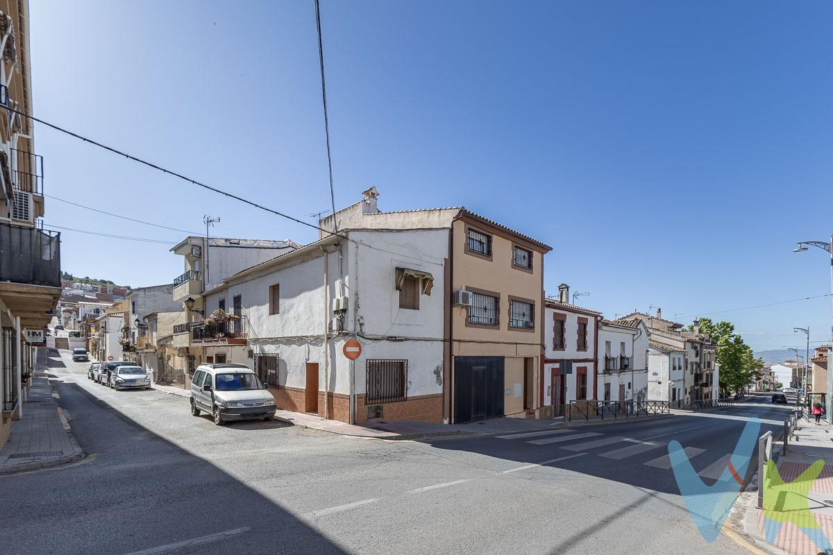 Magnífica casa a reformar en el corazón de Guevejar. Ideal para quienes buscan crear un hogar a medida o realizar una buena inversión . Ubicada a escasos metros del ayuntamiento, cuenta con una excelente localización rodeada de todos los servicios esenciales ,supermercados, centro médico ,colegios, transporte público y zonas de ocio . Una oportunidad perfecta para reformar a tu gusto y convertir esta casa en el hogar que siempre has imaginado . La vivienda se distribuye en dos plantas:. * En planta principal nos encontramos con un acogedor salón, cocina ,baño y una habitación. * La primera planta cuenta con 2 amplias habitaciones. * La segunda planta dispone de desván con acceso a terraza, ideal para adaptarlo como dormitorio, despacho o zona de descanso. No lo dudes y llámanos para visitarla. Ref. N373. * El PVP indicado no incluye impuestos ni gastos de Escritura. * Honorarios agencia no incluidos. * Las superficies expresadas en esta página tienen carácter descriptivo y son aproximadas. * Los precios pueden ser susceptibles de modificación sin previo aviso. * Esta vivienda se vende sin muebles.