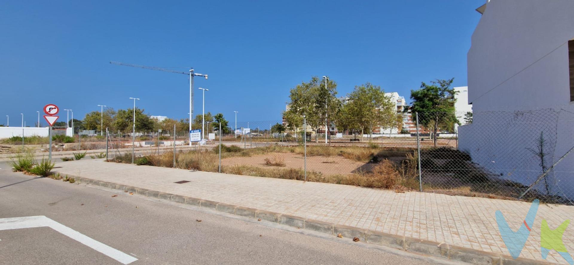 . Percent pone a la venta este terreno URBANO de 384m2, con un aprovechamiento de 960m2 de techo. . Perfecto para hacer 2 adosados de 250m2 o un chaletazo independiente con jardín y piscina propios!. El solar es esquinero, con orientación norte (Sierra de Albarracín), este ( Sierra de Cazorla) y oeste (Sierra del Sabinar)  y está ubicado en una zona muy tranquila, rodeado de zonas verdes, junto al nuevo polideportivo, CEIP María Yocasta, campo de fútbol, farmacia, gasolinera y a un paso de la salida a través de la Avda Corona de Aragón. Si tienes pensado construir, no lo dudes y ponte en contacto con nosotros! Queremos ayudarte a hacer realidad ese sueño!. Necesitas ayuda para buscar la mejor financiación? consulta nuestro departamento financiero. En el precio del inmueble no están incluidos los gastos de la compraventa ni los honorarios de la agencia. Para más información, contacta con nosotros. . 