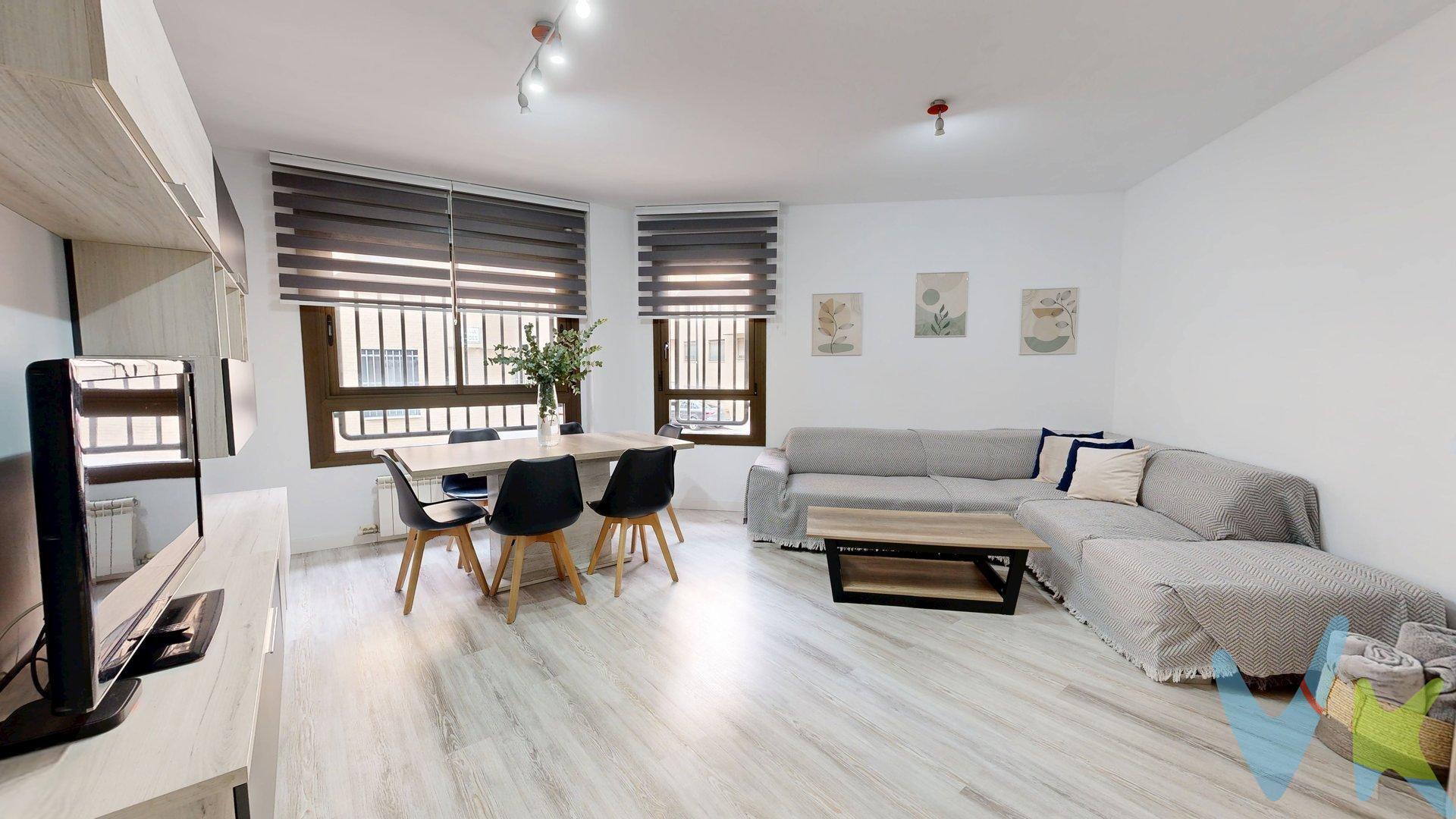 Esta vivienda seminueva (año 2009), situada en Camino del Vado junto al Paseo Longares y el Paseo de la Ribera, destaca por su excelente estado de conservación y una distribución muy bien aprovechada. Cuenta con tres dormitorios, dos dobles y uno individual, amplio salón , y dos baños completos, lo que la convierte en una opción ideal tanto para familias como para quienes buscan espacio y funcionalidad. Desde la cocina se accede a una terraza interior de uso exclusivo de 8 m², perfecta para desayunos tranquilos, zona de almacenaje o un pequeño espacio exterior privado. Situada en la planta baja del edificio, la vivienda se encuentra a una altura considerable respecto a la calle.Vivir en una planta baja luminosa, tranquila y con terraza, sin renunciar a privacidad ni comodidad, es posible. La vivienda está lista para entrar a vivir, con calidades cuidadas:. -Suelos de tarima. -Ventanas de aluminio. -Puertas lacadas en blanco. -Cocina totalmente equipada. -Calefacción individual de gas. -Aire acondicionado por conductos. -Armario empotrado en el dormitorio principal. Incluye además plaza de garaje y trastero en el mismo edificio, un valor añadido clave para el día a día. Tanto la vivienda como el edificio se encuentran en perfecto estado, en una zona bien comunicada, con servicios, zonas verdes y paseos a un paso. Una oportunidad muy completa para quien busca comodidad, tranquilidad y calidad, sin reformas ni sorpresas. 📞 Llámanos y ven a verlo. Te gustará más en persona.