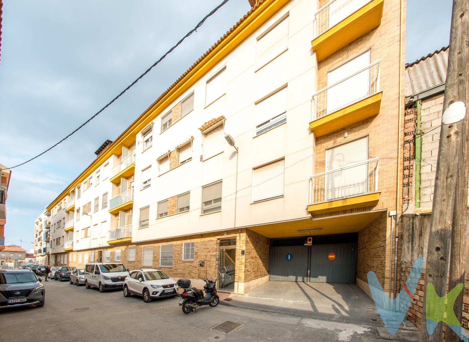 Crea el hogar que siempre has soñado en este ático-dúplex, ubicado en una calle céntrica y tranquila en San Ginés. Para los que les gusta disfrutar del aire libre, tomar el sol…para los que queriendo un ático se tenían que conformar con un piso porque no podían..hasta hoy. Este ático dúplex hará que sientas bajo tus pies su cerámico para guiarte por la equipada cocina con su imprescindible lavadero hasta su luminoso salón (o tercer dormitorio), su cuarto de almacenaje, su coqueto y completo baño, hasta dos dormitorios más en planta baja. Su escalera nos conducirá a un segundo salón en amplio espacio abierto más otro baño completo, para luego empujarnos a la terraza, esa donde de verdad vas a disfrutar y desconectar. Armarios vestidos, aire acondicionado por conductos, placas solares, climalit..Y para que nada falte, garaje y trastero, más una segunda plaza opcional. Vistas las fotos, visto el precio…se puede. Cuando quieras verificarlo, te abro sus puertas. Ven y prueba suerte. 🔑 Comercialización en multidifusión. Por mandato expreso del propietario, este inmueble se comercializa en multiexclusiva, lo que garantiza un acceso completo a la información, un servicio profesional y una gestión ordenada, sin interferencias de terceros. Si eres agente inmobiliario y tienes un cliente interesado, estaremos encantados de colaborar. Contáctanos sin compromiso. 🤝 Una compra tranquila y bien acompañada. Al contactar directamente con nosotros, evitarás molestias innecesarias a la propiedad. Nos encargamos de toda la intermediación, facilitándote la documentación, la información necesaria y un trato cercano, claro y sin complicaciones. Te informaremos con total transparencia de todos los aspectos de la compra, incluidos gastos y honorarios de agencia para que tomes decisiones con calma y seguridad. Nuestra forma de trabajar se basa en algo muy sencillo:. Calma → la tranquilidad de comprar tu vivienda con acompañamiento profesional en todo el proceso con nosotros. ℹ️ Información legal. La descripción del inmueble y las imágenes publicadas tienen carácter meramente informativo y no contractual. El precio ha sido fijado por la propiedad y podría sufrir variaciones hasta su formalización en contrato de compraventa. 💰 Gastos de la compra. ●	Impuestos (ITP). o	Con bonificación: 3 %. o	Sin bonificación: 7,75 %. ●	Notaría y Registro: aprox. 1.000 €. ●	Honorarios de agencia: 3 % + IVA, con un mínimo de 3.000 € + IVA. (No incluidos en el precio de venta). ¡Oye, agente inmobiliario! Si estás leyendo este texto y te gusta, te desafiamos a ser creativo y sorprendernos con una adaptación original. ¡Nada de copiar y pegar, queremos ver tu ingenio en acción!. 