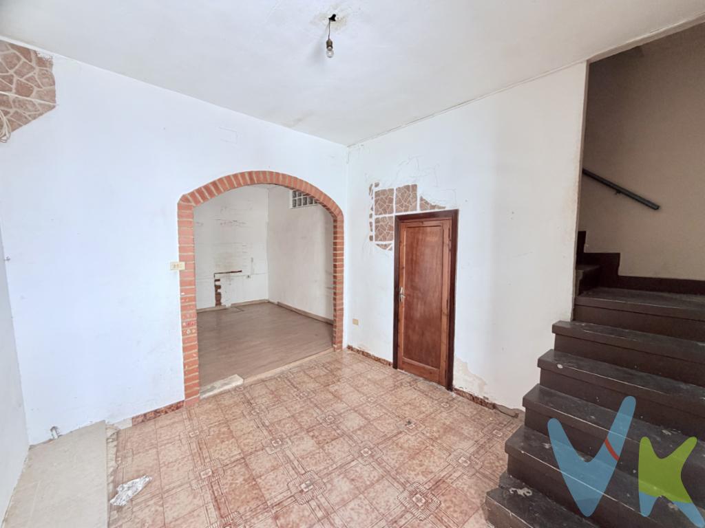  **Descubre tu nuevo hogar en el corazón histórico de Sagunto-Sagunt**Presentamos una encantadora casa adosada en la zona Centro - El Castillo 2 de Sagunto-Sagunt. Esta propiedad es una joya única que combina encanto histórico con vistas envidiables, creando la combinación perfecta para quienes buscan un refugio personal en un entorno auténtico. CUENTA CON PROYECTO BASICO INCLUIDO EN EL PRECIOConstruida en 1965, esta vivienda ofrece 72 metros construidos, con 70 metros útiles que se distribuyen de manera eficiente para maximizar cada espacio. Desde el primer momento en que pises esta casa, sentirás la calidez de un hogar acogedor y bien mantenido.La propiedad cuenta con una amplia habitación que proporciona un espacio tranquilo para el descanso, complementado por un aseo funcional y bien diseñado, lo cual hace que esta vivienda sea perfecta para una persona o pareja que busca una vida sencilla y cómoda.Uno de los atractivos más destacados de esta casa son sus impresionantes vistas al mar. Desde la comodidad de tu hogar, podrás contemplar la belleza del paisaje marino, una característica que sin duda mejorará tu calidad de vida y te permitirá disfrutar de atardeceres inolvidables.La ubicación es otro de los grandes puntos fuertes. Situada en la zona Centro - El Castillo 2, tendrás la ventaja de vivir en un área repleta de historia y cultura. Además, a pocos minutos de tu puerta, encontrarás la estación de tren, lo que facilita enormemente la conectividad y el acceso a otras ciudades para aquellos momentos en que desees explorar más allá de Sagunto-Sagunt.El entorno de esta vivienda te permitirá disfrutar de todo lo que ofrece esta fascinante ciudad mediterránea, con su rico patrimonio histórico, calles pintorescas y una vibrante escena cultural. La cercanía de servicios, tiendas y restaurantes hace que vivir aquí sea realmente conveniente.A pesar de ser una casa construida en los años 60, ha sabido mantener su estructura y encanto original, lo que le agrega un toque de autenticidad que es difícil de encontrar hoy en día. Esta propiedad es una excelente oportunidad de inversión y un proyecto con potencial para aquellos que deseen hacer remodelaciones personalizadas.La oportunidad de poder personalizar el hogar a tu gusto, junto con su ubicación privilegiada, hace de esta casa una inversión sin igual. El mar como vecino permanente dará un toque especial y único a tu día a día, logrando que regresar siempre a casa sea un verdadero placer.Invitamos a todas aquellas personas interesadas a visitar esta excepcional propiedad para experimentar de primera mano todo lo que tiene para ofrecer. Sea cual sea tu motivación desde buscar un primer hogar hasta invertir en una propiedad de encanto estamos seguros de que esta casa adosada en Sagunto-Sagunt superará tus expectativas.Te extendemos la invitación para que coordines una visita y descubras cada rincón de este hogar. No dejes pasar la oportunidad de hacer de este espacio tu lugar idóneo para vivir o invertir. ¡Esperamos darte la bienvenida muy pronto! 