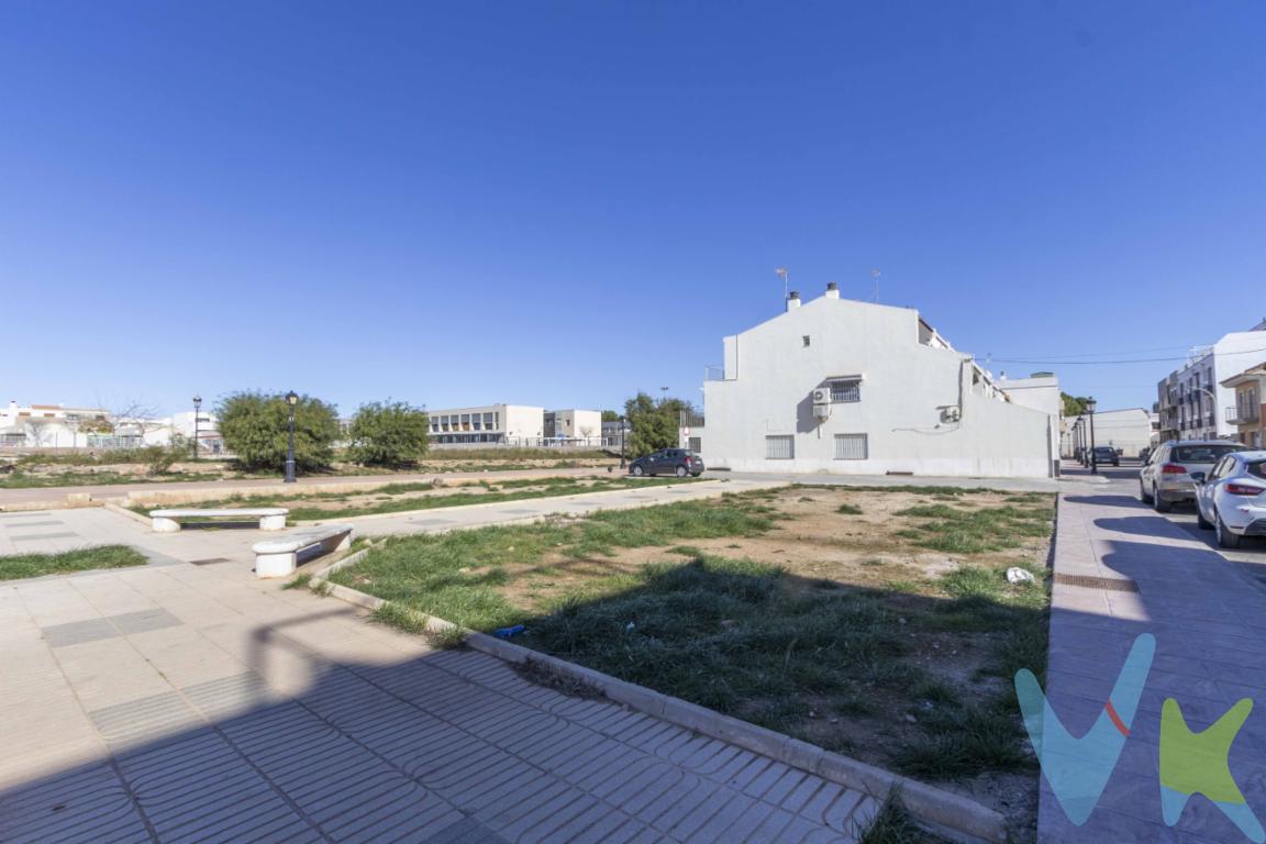 Nos complace presentarles una finca excepcional situada en el corazón de Rafelbuñol-Rafelbunyol, una localidad que combina tradición y modernidad en la provincia de Valencia. Este terreno urbano en venta ofrece enormes posibilidades, tanto para aquellos que desean disfrutar de un entorno tranquilo y natural.Rafelbuñol-Rafelbunyol goza de una situación geográfica privilegiada, con excelentes comunicaciones que hacen de este lugar una opción perfecta para vivir o invertir. La cercanía a la estación de metro añade un valor incalculable al poder desplazarse cómodamente por el área metropolitana de Valencia sin necesidad de utilizar el coche. Esto lo convierte en un enclave ideal para construir una vivienda unifamiliar. Además, el municipio cuenta con una gran cantidad de servicios, tanto deportivos, como educativos, y comerciales.Con un potencial ilimitado, esta propiedad invita a soñar con un proyecto personalizado. Desde la posibilidad de construir una casa exclusiva hasta el desarrollo de un complejo residencial, las opciones son casi infinitas. La finca ofrece la flexibilidad y el espacio necesarios para cualquier tipo de idea que se quiera materializar. Además, el acceso a la red eléctrica representa una ventaja considerable al minimizar costes y tiempos en posibles construcciones futuras.La tranquilidad del ambiente y la amabilidad de sus gente hacen de Rafelbuñol-Rafelbunyol un lugar acogedor donde cualquier proyecto tiene la posibilidad de florecer. Las inversiones en esta área han demostrado ser muy rentables dado el crecimiento urbano experimentado en los últimos años en toda la comarca. Este factor convierte a esta finca en una oportunidad de inversión con un futuro promisorio.Si está en busca de una inversión que cumpla con sus expectativas y deseos, esta finca es, sin duda, la alternativa que estábamos esperando presentar. No se pierda la ocasión de hacer realidad sus sueños en un entorno lleno de posibilidades y comodidades modernas. Esperamos su contacto para organizar una visita que seguramente superará sus expectativas. Disponemos de disponibilidad para visitas, no dude en llamarnos para más información.Se muestra a título informativo y no contractual. El precio no incluye lo siguiente: Honorarios de la agencia inmobiliaria, impuestos (IVA, ITP) y otros gastos de la Compraventa (notaria, gestoría y registro).