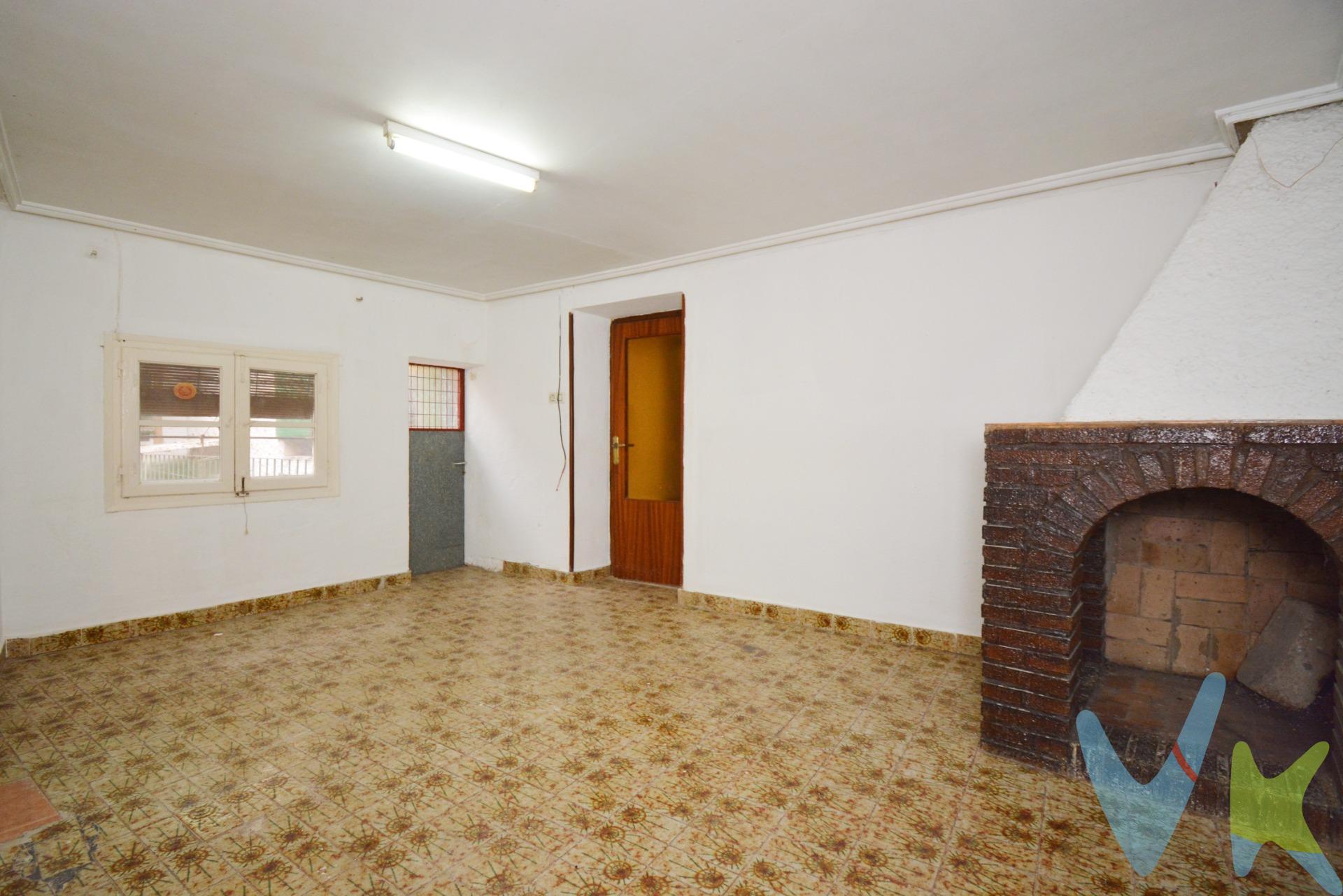 CASA DE 3 PLANTAS EN GALLUR CON CORRAL ((MUCHAS POSIBILIDADES)) - C/ RAMON Y CAJAL. Casa con corral de 324 m² de superficie construida y 292 m² de superficie útil. 120 m² de suelo. Distribuida en planta baja y dos pisos. . Planta baja (local), divido en dos partes de 34.34 m² y 25.84 m². Además cuenta con un corral de 40.93 m². . La primera planta tiene 98.35 m² de superficie útil distribuidos en 4 dormitorios, salón, cocina, despensa, baño, trastero y terraza. Suelos de baldosa, puertas y ventanas de madera. La segunda planta se divide en dos estancias de 54.57 m² y 36.38 m², que hacen un total de 91.25 m² útiles. Se distribuye en 6 dormitorios, 2 salones , cocina y terraza. Suelos de baldosa, puertas y ventanas de madera. Si estas buscando vivienda en uno de los pueblos más históricos de  La Ribera Alta del Ebro, no dudes en valorar esta estupenda casa y sus opciones de reforma. Este pueblo cuenta con parada de tren, además de autobuses a varias poblaciones cercanas de las Cinco Villas. Hay centro de salud, colegio y comercios de todo tipo. . No te pierdas nuestro reportaje fotográfico y el tour 360º que tenemos preparado para ti. Y SI QUIERES ASESORAMIENTO FINANCIERO SIN COMPROMISO, CONSULTA CON NOSOTROS. BUSCAMOS SOLUCIONES🏡,. ENCONTRAMOS HOGARES💙. . 
