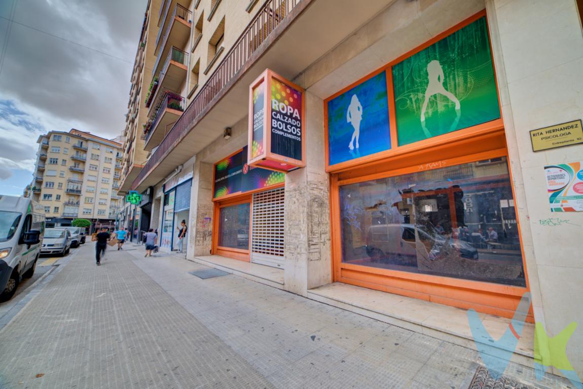 En primera zona comercial del centro de Burlada, en una de las calles más transitada, te presentamos este amplísimo local diáfano con un buen escaparate. Totalmente rectangular , con una superficie de más de 300 metros útiles y dos baños. Ideal para poner un negocio que requiera metros y que estén en una sola planta.Si lo que necesitas es un local amplio con la mejor ubicación comercial en el centro mismo  del núcleo urbano y en una de las zonas más transitadas, no busques más porque ya lo has encontrado. ¡Llámame y concertamos un visita! 