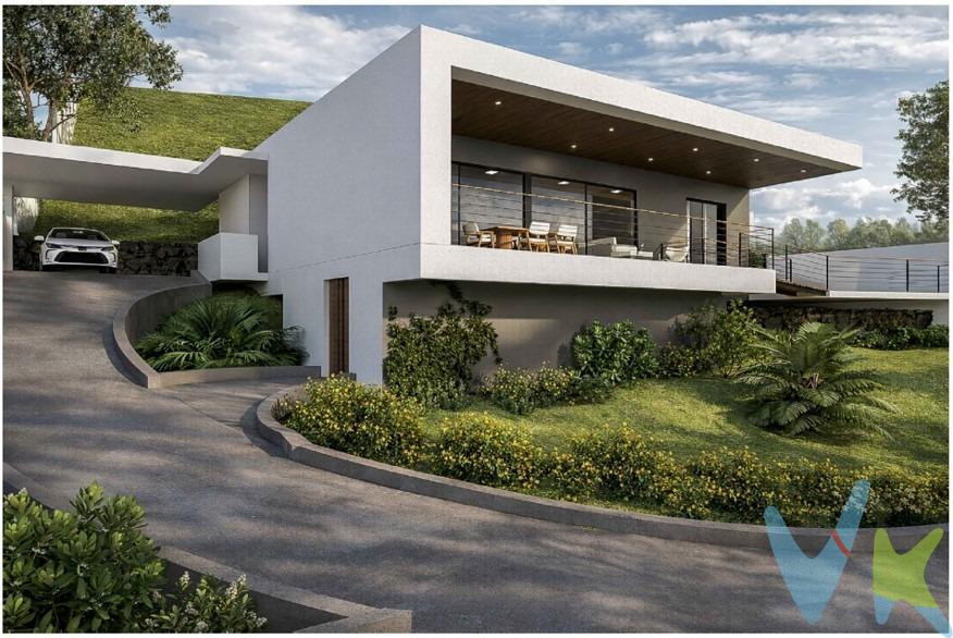 . Presentamos esta magnífica parcela de suelo urbano residencial de más de 1.500 metros cuadrados, situada en la prestigiosa urbanización La Coma de Borriol. Con espectaculares vistas al campo de golf y una orientación privilegiada, esta parcela es el lugar perfecto para construir el chalet de tus sueños. La urbanización ofrece instalaciones deportivas de primer nivel, como pistas de tenis, pádel y fútbol, ​​además de un entorno rodeado de naturaleza y tranquilidad. Cuenta con vigilancia privada, control de acceso y videovigilancia para garantizar tu seguridad y tranquilidad. Todo esto se combina con un clima agradable durante todo el año y excelente conexión con vías principales, lo que permite estar cerca de la ciudad de Castellón sin renunciar a la serenidad de este entorno exclusivo. Imagina despertar cada día con vistas al campo de golf y disfrutar de la comodidad y calidad de vida que ofrece esta urbanización. ¡No dejes pasar esta oportunidad única! Contáctanos para más información y comienza a planificar tu nuevo hogar.