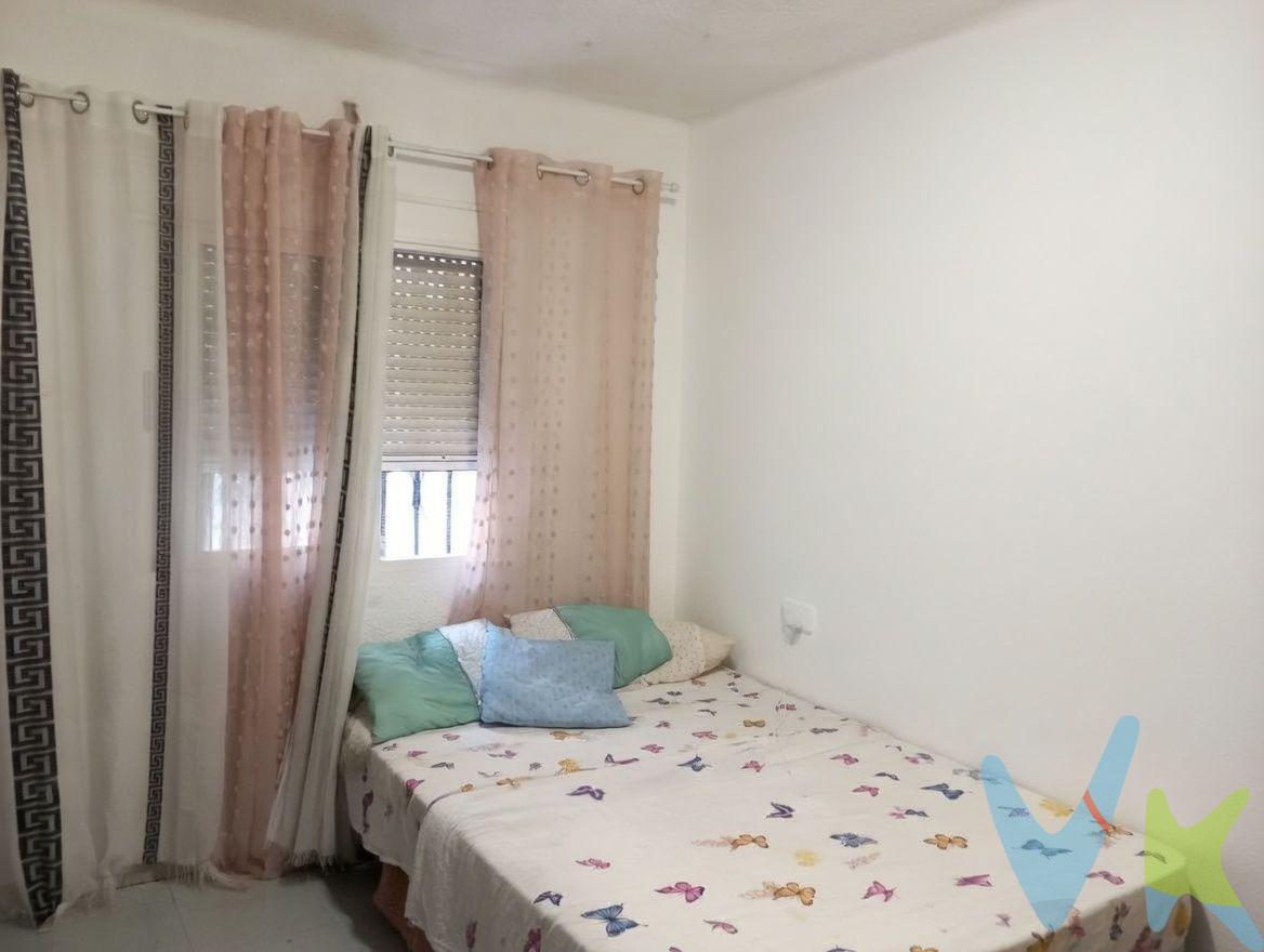 Se ofrece una vivienda en una de las zonas más apreciadas de valencia por su cercanía al centro, al hospital general, a las vías principales de tráfico de valencia capital. Es un piso en la planta baja del barrio Fontsanta que consiste en dos habitaciones, una de ellas doble, salón, cocina independiente, cuarto de baño con el plato de ducha. La vivienda deja posibilidad para reformarla a su gusto. Cumple con todos los requisitos para entrar a vivir. Dispone de aire acondicionado, la cocina recien reformada, sistema eléctrico en buen mantenimiento. Está situada en la cercanía inmediata de los colegios, centros deportivos, centro comercial y supermercados. La zona verde de la Avenida Tres Cruces permite disfrutar de la tranquilidad. Para comunicación con cualquier zona de valencia contamos con 5 líneas de autobuses y 4 líneas de metro. VENTA:. PVP 140.000€. Gastos e impuestos no incluidos en el precio. La compra conlleva impuestos y gastos de formalización para el comprador. A título orientativo se informa que en segundas transmisiones el ITP con carácter general en Valencia es del 10%, pudiendo existir otros tipos impositivos atendiendo a las circunstancias personales del comprador u otras circunstancias previstas legalmente. Base imponible del impuesto el mayor valor entre el precio de compraventa, la tasación o el valor de referencia catastral. En cuanto a los gastos de notaría y registro, en su caso, suelen oscilar aprox. entre 1,5% y 2,5% (aranceles variables según precio, n.º de copias y complejidad). El comprador elige notario. Si el comprador precisase de hipoteca: tasación, condiciones y costes bancarios serán según entidad elegida por el comprador, así como los gastos de gestoría, y cualesquiera otros gastos inherentes a la formalización de la compraventa que legalmente correspondan a la parte compradora, salvo pacto expreso en contrario con el vendedor. El consumidor tiene, conforme a la normativa vigente, a su disposición información y documentación adicional relativa al inmueble y condiciones de la compraventa, que podrá ser consultada en C/Joaquín Costa 4, bajo 46005 Valencia o urbe2@remax.es. Honorarios de mediación inmobiliaria a cargo del COMPRADOR: (3% del precio final de venta más IVA (21%), salvo otro pacto.); y de VENDEDOR (según acuerdo con el mismo). Se informa al consumidor que la agencia actúa como intermediaria inmobiliaria en la operación, estando cualquier eventual compraventa y sus condiciones sujeta a la aceptación expresa del propietario-vendedor y a la posterior formalización del correspondiente contrato.