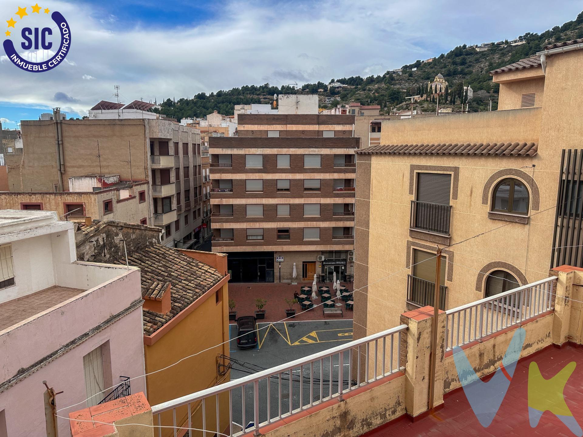 Oportunidad única en la zona centrica de Alcora: se presenta esta impresionante casa-edificio que destaca por su amplitud y versatilidad. Con varias plantas más un sótano equipado, con no una, sino dos cocinas funcionales; es perfecta tanto para grandes familias como para aquellos inversionistas interesados en alquilar habitaciones. La propiedad cuenta con luminosos salones-comedores que invitan a disfrutar del espacio compartido junto a familiares o amigos. El inmueble dispone de un total de doce acogedoras habitaciones – algunas equipadas con armarios empotrados – así como cuatro amplios baños completos y un aseo adicional que garantizan comodidad e intimidad. Idealmente situada cerca del centro urbano, ofrece acceso fácil a servicios esenciales y actividades recreativas locales. Es importante mencionar que la superficie indicada corresponde a mediciones técnicas reales; las cifras registrales pueden variar notablemente debido a discrepancias catastrales existentes. Para cualquier consulta relacionada sobre características específicas u documentación referida al inmueble -que actualmente tiene doble referencia catastral- le recomendamos contactar directamente nuestra inmobiliaria. Este inmueble es en exclusiva, con lo que le facilitamos cualquier información sobre la vivienda. Por este motivo, solicitamos no molesten al propietario, ocupantes de la propiedad o vecinos. En todos los casos los precios expuestos son más impuestos y gastos derivados de la transmisión del inmueble.