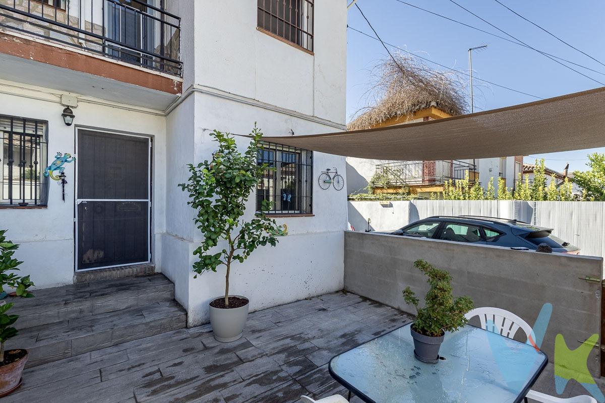 🏡 Magnífica casa adosada en Peligros. Se vende esta hermosa casa adosada con una ubicación inmejorable, muy cerca de todos los servicios, combinando comodidad urbana con la tranquilidad de un entorno de pueblo. La vivienda cuenta con placas solares y es muy luminosa, aprovechando al máximo la luz natural. ✨ Características principales:. 	•	3 habitaciones amplias. 	•	2 baños completos. 	•	Patio amplio, ideal para aparcar 2 coches y disfrutar de un espacio exterior para ocio o relax. 	•	Perfecta para vivir cerca de Granada sin perder la esencia de un entorno de pueblo. Esta propiedad es ideal tanto para familias que buscan comodidad y tranquilidad, como para quienes valoran estar cerca de la ciudad sin renunciar a la calidad de vida del pueblo. Ref. N353. * El PVP indicado no incluye impuestos ni gastos de Escritura. * Honorarios agencia no incluidos. * Las superficies expresadas en esta página tienen carácter descriptivo y son aproximadas. * Los precios pueden ser susceptibles de modificación sin previo aviso. * Esta propiedad se vende sin muebles.