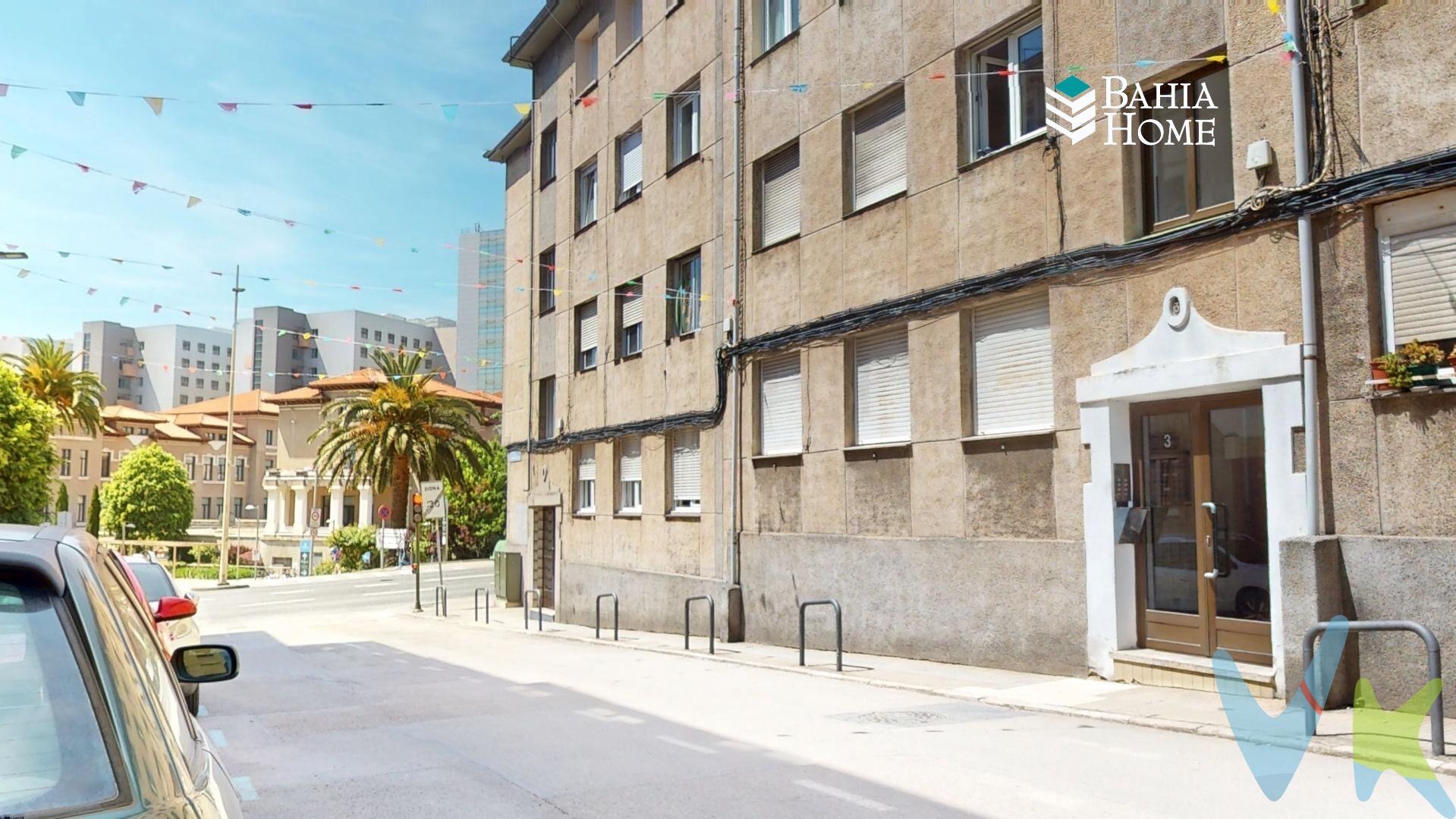 Excelente oportunidad en una zona clave y tranquila de Santander. Se vende piso amueblado de 64 m² en la calle Menéndez de Luarca, un entorno comodísimo, muy práctico para el día a día y próximo a todos los servicios. La vivienda cuenta con dos habitaciones, en origen tres y ofrece vistas despejadas y destaca especialmente por su gran luminosidad. Goza de una ubicación estratégica al lado del Hospital Valdecilla y de los comercios del entorno de la Calle Vargas, situándose a tan solo 10 minutos andando del Ayuntamiento y a 3 km de la playa. Es un piso con gran potencial que ofrece múltiples posibilidades de personalización, ideal tanto para familias como para quienes busquen una inversión en una zona con alta demanda. El entorno destaca por sus zonas verdes, está perfectamente conectado con el transporte público y ofrece una excelente conexión con el centro de la ciudad, además de la ventaja de tener colegios, supermercados y todo lo necesario a mano para no depender del coche. En definitiva, una oportunidad perfecta para crear un hogar a medida en una de las áreas más prácticas y cómodas de Santander. Una oportunidad excelente que merece la pena visitar. El precio de venta no incluye los gastos e impuestos derivados de la compraventa, tales como el Impuesto sobre Transmisiones Patrimoniales (ITP),  Notaría y Registro de la Propiedad, ni cualquier otro gasto que, conforme a la legislación vigente, corresponda asumir al comprador. En Cantabria, el tipo general del ITP es actualmente del 9 %. No obstante, la normativa autonómica contempla distintos tipos reducidos y beneficios fiscales, cuya aplicación dependerá de las circunstancias personales del comprador, de las características y destino de la vivienda, así como del cumplimiento de los requisitos establecidos en la normativa vigente. En Bahía Home Inmobiliaria estudiaremos tu caso de forma personalizada para informarte de los beneficios fiscales que, en su caso, puedan resultar y ayudarte a conocer el coste real de la operación antes de la compra. 