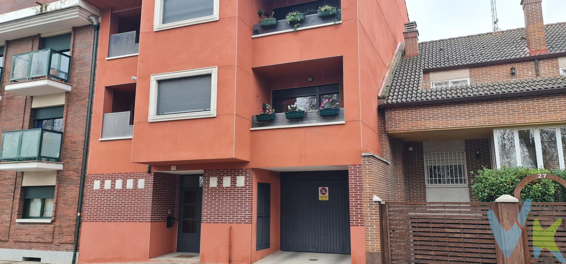 Ubicado en una encantadora zona frente al río y a solo unos pasos del centro de Tudela de Duero, este apartamento exterior de un dormitorio ofrece una excelente oportunidad tanto para parejas como para personas solteras. Con un diseño cuidado y acogedor, la propiedad se encuentra lista para entrar a vivir sin necesidad de reformas. Además, cuenta con garaje y trastero incluidos, proporcionando comodidad adicional en su día a día. El edificio dispone de ascensor, asegurando fácil acceso desde cualquier planta. La ubicación es inmejorable: rodeado por todos los servicios necesarios que hacen la vida más cómoda—tiendas locales, restaurantes y áreas recreativas están al alcance caminando. Para inversores buscando rentabilidad o amantes del hogar práctico; esta vivienda representa no solo calidad sino también potencial económico significativo.