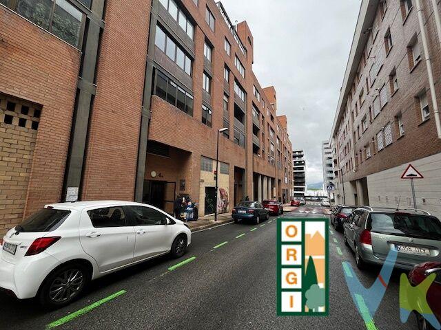Amplio trastero de 20,27 m² construidos situado en entreplanta dentro de un edificio residencial en la zona del Lago de Barañáin, una ubicación cómoda y bien comunicada.
Destaca por su gran amplitud, muy superior a la de los trasteros habituales, lo que permite almacenar cómodamente muebles, material deportivo, bicicletas, herramientas o incluso crear una zona organizada de almacenaje para negocio o archivo.
Dispone además de ventana exterior, algo poco común en este tipo de espacios, que aporta ventilación natural y luz, mejorando la conservación de los objetos almacenados y la comodidad de uso.
Una excelente oportunidad tanto para vecinos de la zona que necesiten espacio extra como para quienes busquen una inversión práctica y muy demandada en edificios residenciales.
Características principales:


20,27 m² construidos


Ubicado en entreplanta


Ventana exterior a calle


Espacio amplio y versátil


En edificio de viviendas en zona Lago de Barañáin

