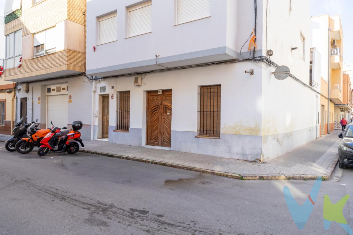  **Exclusiva oportunidad de adquirir una casa adosada en el corazón de Puerto de Sagunto**Situada en el centro del Puerto de Sagunto, esta encantador piso en planta baja, con entrada independiente desde la calle, ofrece una oportunidad única para reformar a su gusto y disfrutar de un entorno tranquilo, sin renunciar a las comodidades urbanas. A un corto paseo de diversas líneas de autobús, esta propiedad se encuentra estratégicamente ubicada para facilitar el acceso a todas las áreas de la ciudad, haciendo que el transporte sea cómodo y accesible.Al ingresar a esta luminosa vivienda, se revela un generoso espacio de 115 metros construidos, que dispone de 112 metros útiles, distribuidos de manera inteligente para maximizar el confort y la funcionalidad del hogar. La casa, construida en 1959, ha conservado su carácter original .La propiedad alberga tres habitaciones. Estas estancias son ideales tanto para dar cabida a toda la familia como para ofrecer espacio adicional para huéspedes o convertir una de ellas en un estudio o despacho personal.El inmueble dispone de un aseo conectado a una fosa séptica. Este espacio se alinea con el estilo clásico de la casa, conservando su esencia tradicional.Un punto destacado es el amplio trastero, que permite muchas posibilidades y perfecto para el almacenamiento de objetos personales y mantener el hogar ordenado, permitiendo así que los espacios principales se mantengan despejados y funcionales.El diseño arquitectónico de este adosado es original y con muchas opciones de personalización, con cada rincón de la casa aprovechado para crear un entorno habitable cómodo y eficiente. La distribución interna invita a la creatividad en la decoración, ofreciendo múltiples posibilidades para personalizarlo y hacerlo propio.La cercanía a servicios esenciales como tiendas, supermercados, colegios y centros de salud añade un valor incalculable a la propiedad y reitera su posición privilegiada en una de las zonas más deseadas del Puerto de Sagunto.El vecindario destaca por la calidez y la tranquilidad, proporcionando un ambiente seguro y familiar. Las relaciones comunitarias son uno de los sellos de los habitantes de esta área, facilitando la integración y la convivencia.Debido a su formato adosado y esquinera esta casa ofrece la ventaja de una menor exposición a los elementos. El exterior de la vivienda conserva su estructura robusta y está lista para recibir la reforma adecuada, que el nuevo propietario desee realizar.En resumen, esta propiedad no es solo una casa, sino un futuro hogar con historia y caracteres únicos. Una visita es la única manera de apreciar completamente el potencial que esta vivienda tiene para ofrecer. Contáctenos para programar una visita y descubrir personalmente todo el potencial que este inmueble tiene guardado para usted y su familia.El precio indicado no incluye gastos ni otros conceptos. A tal efecto, se informa que al referido precio habrá que añadirle los gastos propios de la transmisión inmobiliaria, entre los que cabe enumerar los siguientes: honorarios notariales, impuesto al que se encuentre sujeta la transmisión (Impuesto sobre el Valor Añadido o Impuesto sobre Transmisiones Patrimoniales ), gastos de inscripción en el Registro de la Propiedad y honorarios de intermediación de la agencia inmobiliaria.Por mandato expreso del propietario, comercializamos este inmueble en exclusiva, por lo que garantizamos un servicio de calidad, un trato fácil, sencillo y sin interferencias de terceros. Por este motivo, se ruega no molestar al propietario, a los ocupantes de la propiedad, a los vecinos, o conserjes del edificio o urbanización si los hubiera. Muchas gracias por su comprensión. La oferta está sujeta a cambios de precio o retirada del mercado sin previo aviso. Este anuncio en su conjunto, incluyendo textos, fotos, imágenes o cualquier otro contenido del mismo, no es vinculante dado que la información es ofrecida por terceros y puede contener errores. Se muestra a título informativo y no contractual.Este inmueble se vende en cuerpo cierto y las medidas expuestas en el anuncio son aproximadas.Agencia Registrada con el N.º 1844 en el Registro Obligatorio de Agentes Inmobiliarios de la Comunidad Valenciana. Puede consultar en la web de la GVA. 