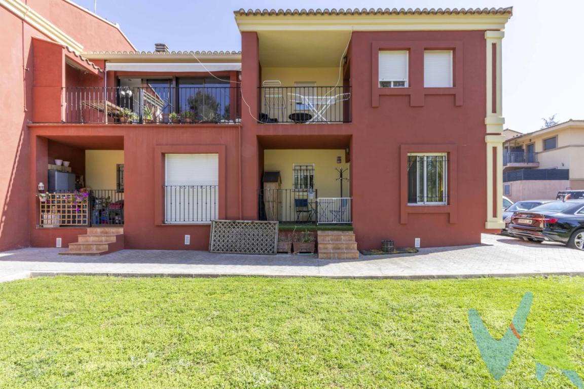 ¡Descubre tu nuevo hogar en la exclusiva urbanización El Bosque, en Chiva! Te presentamos un cálido y acogedor piso en venta, ideal para quienes buscan la combinación perfecta de comodidad, modernidad y una ubicación privilegiada. Este inmueble se convertirá en tu refugio ideal, ofreciéndote un espacio que optimiza cada rincón, garantizando un estilo de vida pleno.Ubicado en un edificio construido en el año 2000, este piso cuenta con 72.66 metros construidos y 73 metros útiles, con una distribución funcional que maximiza el aprovechamiento del espacio. Al entrar, serás recibido por un luminoso salón, diseñado con esmero para crear un ambiente cálido y acogedor. Desde allí, tendrás acceso a una de las dos cómodas habitaciones, perfectas para disfrutar de momentos de descanso en un entorno tranquilo.La cocina, situada junto al salón, está totalmente equipada y diseñada para ser funcional. Además, el piso dispone de dos baños completos, uno de ellos en suite, proporcionando así confort adicional para ti y tus invitados.Uno de los mayores atractivos de esta propiedad son sus excepcionales servicios comunitarios. Los residentes podrán disfrutar de una refrescante piscina, ideal para relajarse durante los calurosos días de verano, rodeada de una cuidada zona ajardinada que invita a momentos de desconexión y bienestar. Las áreas verdes y el entorno pacífico ofrecen un ambiente inigualable para los amantes de la naturaleza y el aire libre.El valor añadido de este piso se completa con una plaza de garaje, asegurando la máxima comodidad y seguridad para aparcar tu vehículo, lo que elimina cualquier preocupación sobre el estacionamiento y añade un plus a esta atractiva oferta.Situado en una zona de expansión con excelente comunicación, este inmueble te permite disfrutar de la serenidad de una localidad con encanto sin renunciar a las comodidades urbanas. Chiva ofrece una amplia gama de servicios esenciales, convirtiéndola en el lugar ideal para establecer tu nuevo hogar.No dejes pasar esta oportunidad única. Te invitamos a conocer este fantástico piso y experimentar de primera mano su potencial para convertirse en el espacio ideal que estás buscando. Estamos aquí para ayudarte a organizar una visita y resolver cualquier consulta que puedas tener. ¡Contáctanos para más detalles y comienza tu viaje hacia tu próximo capítulo en esta maravillosa comunidad! ¡Esperamos verte pronto!  