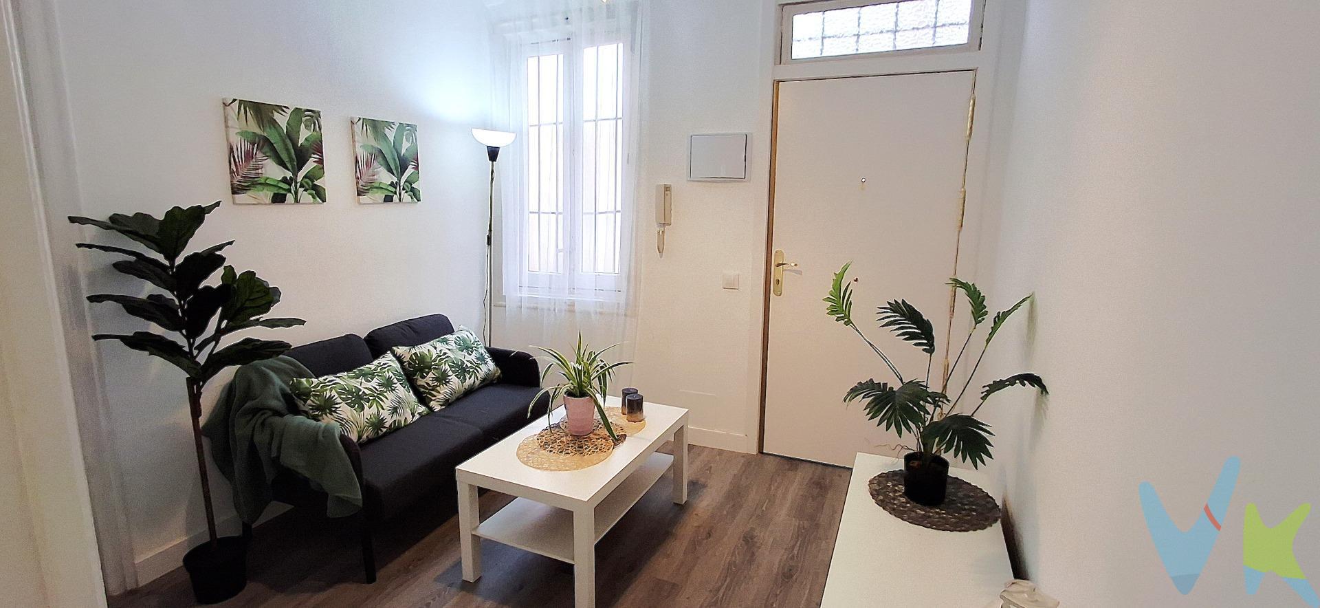 Descubre este encantador piso ubicado en la prestigiosa Calle del Divino Pastor, una de las zonas más cotizadas del centro de Madrid. Con un tamaño total de 29m² y áreas comunes adicionales de 7m², esta propiedad cuenta con dos acogedores dormitorios . El salón es ideal para relajarse con luminosidad natural durante todo el día, mientras que la cocina independiente y el baño equipado con ducha brindan funcionalidad a tu hogar. Situado en la tercera planta interior con vistas a una corrala tranquila, disfrutarás de un ambiente sereno sin renunciar al bullicio urbano. . Además, dispone de dos ascensores y acceso exterior adaptado para personas con movilidad reducida sin escaleras, lo cual garantiza comodidad para todos los residentes. Caminando se encuentran ICADE así como las estaciones metro Bilbao/San Bernardo y Tribunal; su ubicación estratégica te permite acceder fácilmente a servicios esenciales: supermercados cercanos,y diversas opciones gastronómicas además del ocio disponible por toda la zona entre Chamberí y el barrio Universitario . . Este edificio está EXENTO DEL PAGO DEL  IBI,  lo cual representa un ahorro significativo junto unos gastos comunitarios bajos ideales tanto si buscas tu primera vivienda, segunda residencia  o invertir para obtener alta rentabilidad mediante alquileres dados sus accesos inmejorables hacia calles principales como Carranza , Fuencarral o San Bernardo.