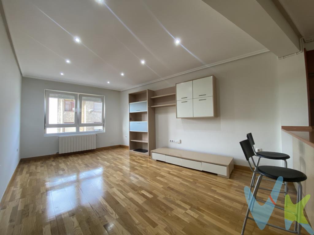Moderno apartamento listo para entrar a vivirTe presentamos este bonito y funcional apartamento, ideal tanto como primera vivienda como inversión segura. Una vivienda con una distribución muy bien aprovechada y un estilo actual que transmite confort desde el primer momento.Cuenta con un amplio hall de entrada que da paso a un luminoso salón con cocina americana, creando un espacio moderno, práctico y acogedor. Su orientación oeste garantiza una fantástica entrada de luz natural durante la tarde, aportando calidez y un ambiente especialmente agradable al final del día.Dispone de una habitación principal confortable, un baño completo y un espacio adicional sin ventana que puede destinarse a sala de estar, despacho, vestidor o incluso habitación auxiliar según tus necesidades.La vivienda cuenta con calefacción, asegurando confort durante todo el año.Ubicada en un edificio con ascensor y sin barreras arquitectónicas, lo que aporta comodidad y accesibilidad para todos.Un apartamento actual, versátil y con muchísimas posibilidades.¿Lo vemos en persona? Estoy seguro de que te va a sorprender.