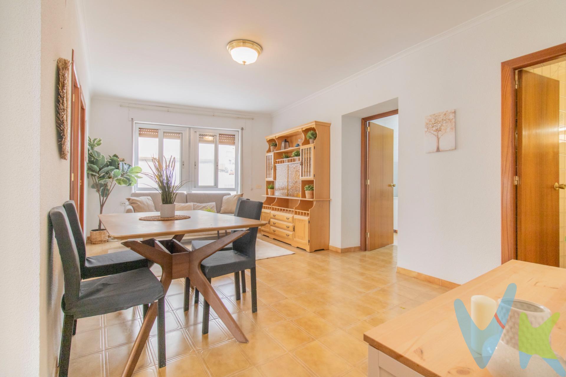En pleno corazón de la Sierra de Espadán, te presentamos esta magnífica casa independiente de 3 plantas, ideal tanto para quienes buscan un hogar con espacio como para quienes desean realizar una excelente inversión. La vivienda cuenta con 6 dormitorios, 2 cocinas completas, 2 baños y una espectacular terraza con vistas abiertas a la montaña, perfecta para disfrutar de la tranquilidad y la naturaleza. Además, dos de sus plantas disponen de entrada independiente y están listas para entrar a vivir, ofreciéndote la posibilidad de instalarte desde el primer día mientras personalizas el resto de la vivienda a tu gusto. Una propiedad versátil, con múltiples opciones de uso y ubicada en un entorno privilegiado, donde la calidad de vida y el encanto de un pueblo se unen con la belleza de la naturaleza. Si buscas espacio, vistas y un hogar con un gran potencial, esta casa en Eslida está esperando que vengas a descubrirla.